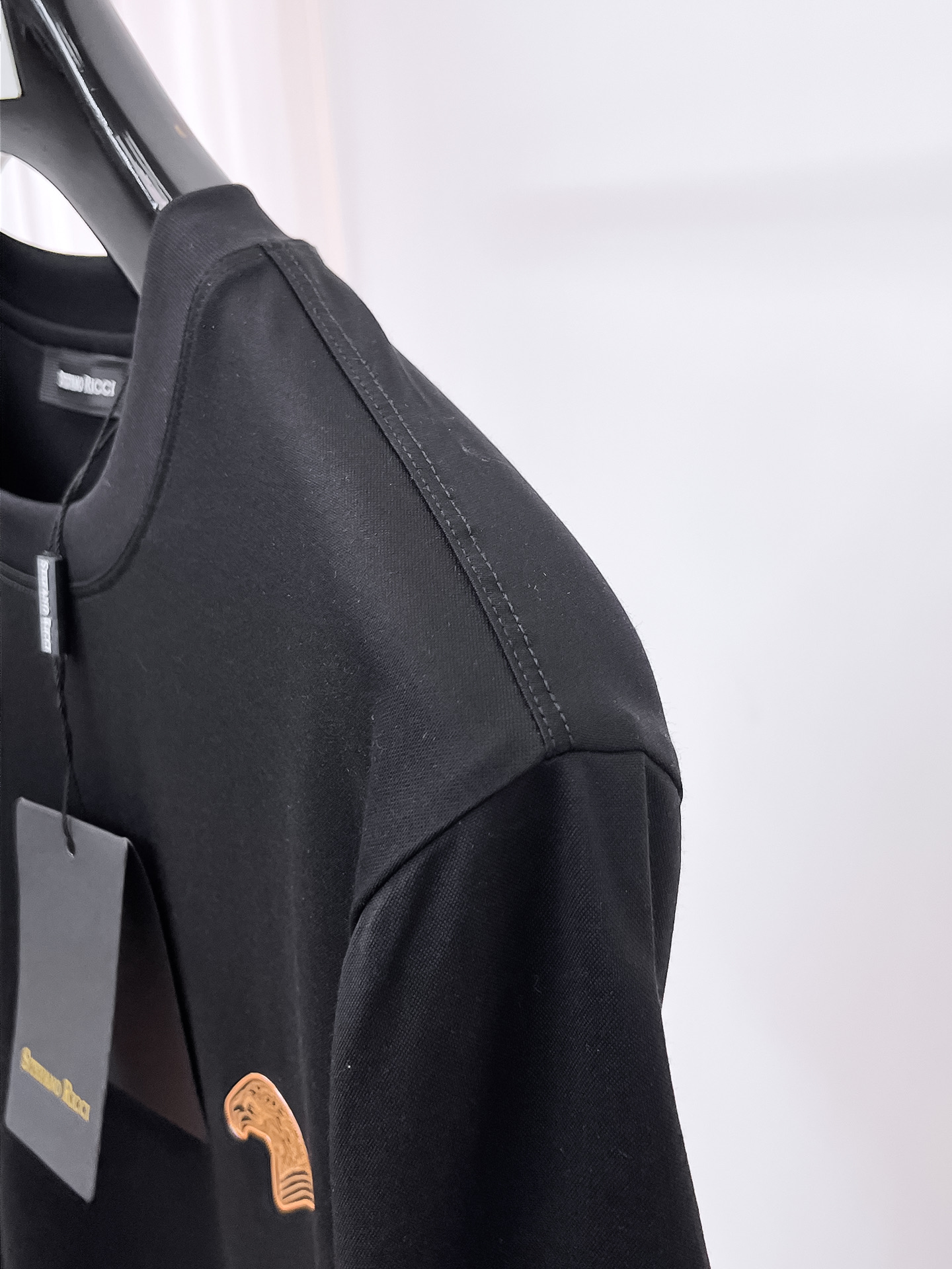  斯蒂芬 2025春夏新款首发专柜最新款圆领短袖 高端订制 设计前卫时尚！品牌logo重工艺设计 高端定