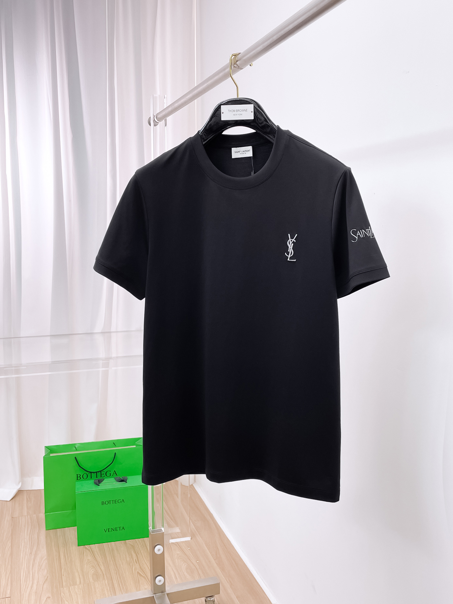 NO:486375,Saint Laurent's new spring and summer new model in the first counter with the latest round neck short sleeves, high-end customization, avant-garde and fashionable design!  Brand logo heavy craft design, high-end customized 100 double-sided mercerated cotton fabric, soft feel, comfortable to wear, exquisite counter-level car line, fine workmanship, invincible and handsome upper body effect!  A must-have item for handsome men!  Code number M-3xL, saint laurent, T-shirt, alexander wang19860909圣罗兰 2025春夏新款首发专柜最新款圆领短袖 高端订制 设计前卫时尚！品牌logo重工艺设计 高端定制100支双面丝光棉面料.手感柔软.穿着舒适.专柜级别精致车线.做工精细.上身效果无敌帅气！型男必备单品！码数M-3xL,,saint laurent,T-shirt,alexander wang,Men's clothing