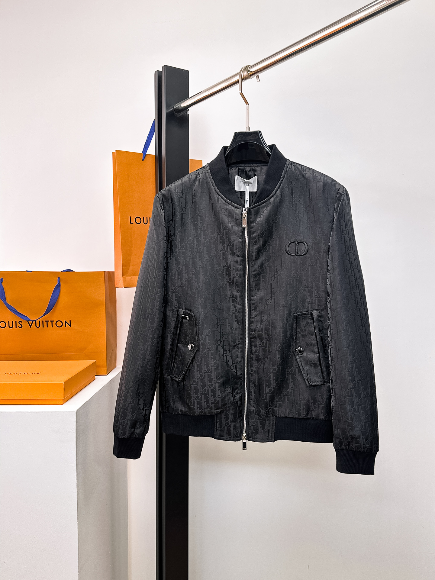 NO:952535,Dior's 2025 early autumn men's high-end fashion baseball collar outdoor jacket, featured in the official counter, Hong Kong channel, must-have outdoor item, sold exclusively. Extraordinary creativity is born on the basis of minimalism, and ingenious design techniques are used to innovate like no other. The front panel is designed with broken seams and spliced with contrasting fabric to form a strong contrast and a unique design effect. The brand LOGO is printed on the chest, which is simple and elegant, highlighting the brand's identity.  The sleeves are equipped with the brand's exclusive stamp design, which echoes the print on the chest, making it both sporty and fashionable!  It is highly recognizable, shows the vibrant colors of the city, and is highly fashionable and wearable!  The fabric is made from fabrics customized by Japan's Toray (a top fabric manufacturer for luxury garments). It has waterproof and windproof properties, and is both comfortable and breathable. The upper body is light and unburdened. It has a hooded design and the overall details have a strong sense of quality. All accessories are supplied by customers. All accessories are engraved with the brand's LOGO. It is very luxurious and high-end!  The details are full of craftsmanship, and the accessories are all provided by customers. The workmanship is extremely rigorous and elegant. The overall outline structure continues the basic shape of the M family, showing the simple and elegant characteristics in place. The upper body is full of shape, easy to control various body shapes, and the outfit meets the needs of the transitional season!  Size 48-56.,,dior,jackets & coats,jackets & coats,hats,19860909迪奥 2025早秋男士高端时装款棒球领户外夹克外套,官方专柜主推展示,香港洋行渠道,户外必选单品,独家出售. 在极简的基础上洐生出非凡的创意,用巧妙的设计手法进行别处一格的创新,前幅设计破缝拼接撞色布,形成强烈的对冲,设觉效果别具一格,胸前饰印有品牌LOGO,简单大气,彰显品牌身份地位. 袖子搭载品牌专属章仔设计,与前胸印花形成呼应,即运动又时尚！辨识度鲜明,尽显都市活力色彩,且塑造性和实穿性极高！ 面料选用日本东丽公司订制面料（一线奢侈品成衣御用面料商）具备防水防风特性,舒适性与透气性兼备,上身轻便且无负担感,连帽的设计,整体细节品质感超强,辅料全系客供,全客供辅料,都刻有品牌LOGO, 非常贵奢高级！ 细节之处尽显匠心工艺,辅料皆为客供,做工极为严谨考究,通体的轮廓构造延续了M家族基础形态,将简约大气的特征表现到位,上身型款十足,轻松驾驭各种身型,穿搭符合过渡季的需求！尺码48-56.,,dior,jackets & coats,jackets & coats,hats,,Men's clothing