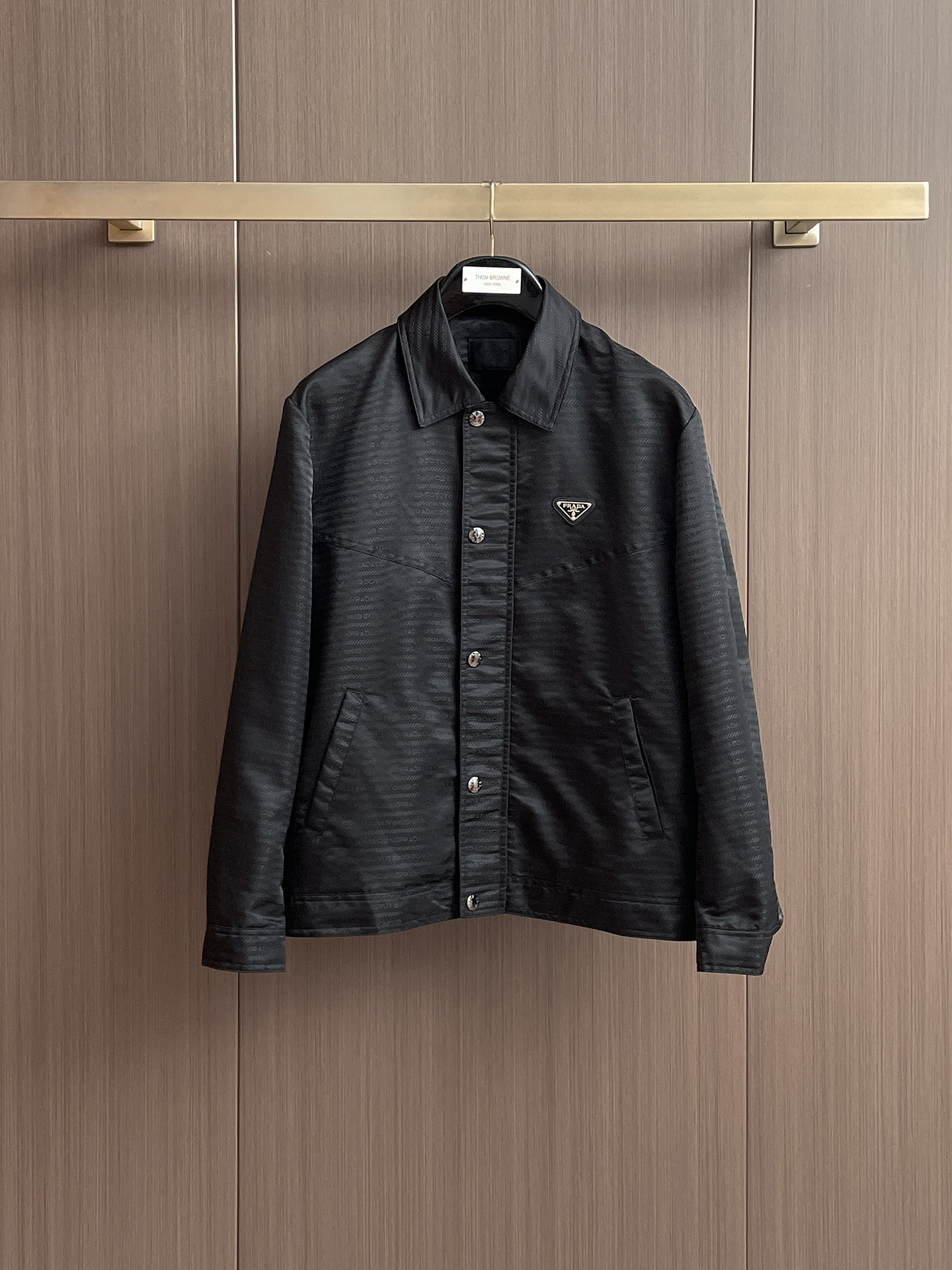 NO:548355,Prada 2025FW men's autumn and winter jacket men's jacket, casual and daily wear items!  The upper body is decorated with body shape and customized fabrics perfectly combine fashion aesthetics and new urban business and leisure concepts. Different styles are available for you to choose classic styles, never out of time. A jacket unlocks all-changing styles. Simple but not simple, details show quality. I want to both temperature and demeanor. Break the convention and wear it out. Trends are fleeting, styles are always light and comfortable, and move freely. The aura is fully open. The essential robe in the workplace leads the trend and wears out your attitude. No fear of challenges. Youthful vitality, cost-effective choice. The whole body interprets the Italian-style ability and outdoor functional styles, both solemn and harmonious, creating a unique styling item. The overall outline tends to be simple, with a very personalized and elegant detail treatment, enriching the overall vision. The wardrobe is excellent for business and leisure, and is excellent at high attendance!  It is hard to find!  48-56 (Please report height and weight by placing an order, prada, jackets & coats, jackets & coats, alexander wang19860909普拉达 2025FW男士秋冬夹克男装外套,休闲日常穿搭单品！上身修饰身形、定制面料将时装美学和新都市商务休闲概念完美融合,不同风格任你选经典款,永不过时 一件外套,解锁百变风格 简约而不简单,细节彰显品质.温度与风度,我都要.打破常规,穿出自我.潮流易逝,风格永存 轻便舒适,活动自如.气场全开,职场必备战袍引领潮流,穿出你的态度 无惧挑战 青春活力,性价比之选 通体将意式的干练和户外功能性风格极致诠释,亦庄亦谐,塑造出别具一格的造型单品,整体轮廓趋于简约风格,颇为个性且雅痞的细节处理,丰富了整体视觉.衣橱商务休闲绝佳的高出勤率！可遇而不可求！48-56（下单请报身高体重,,prada,jackets & coats,jackets & coats,alexander wang,Men's clothing