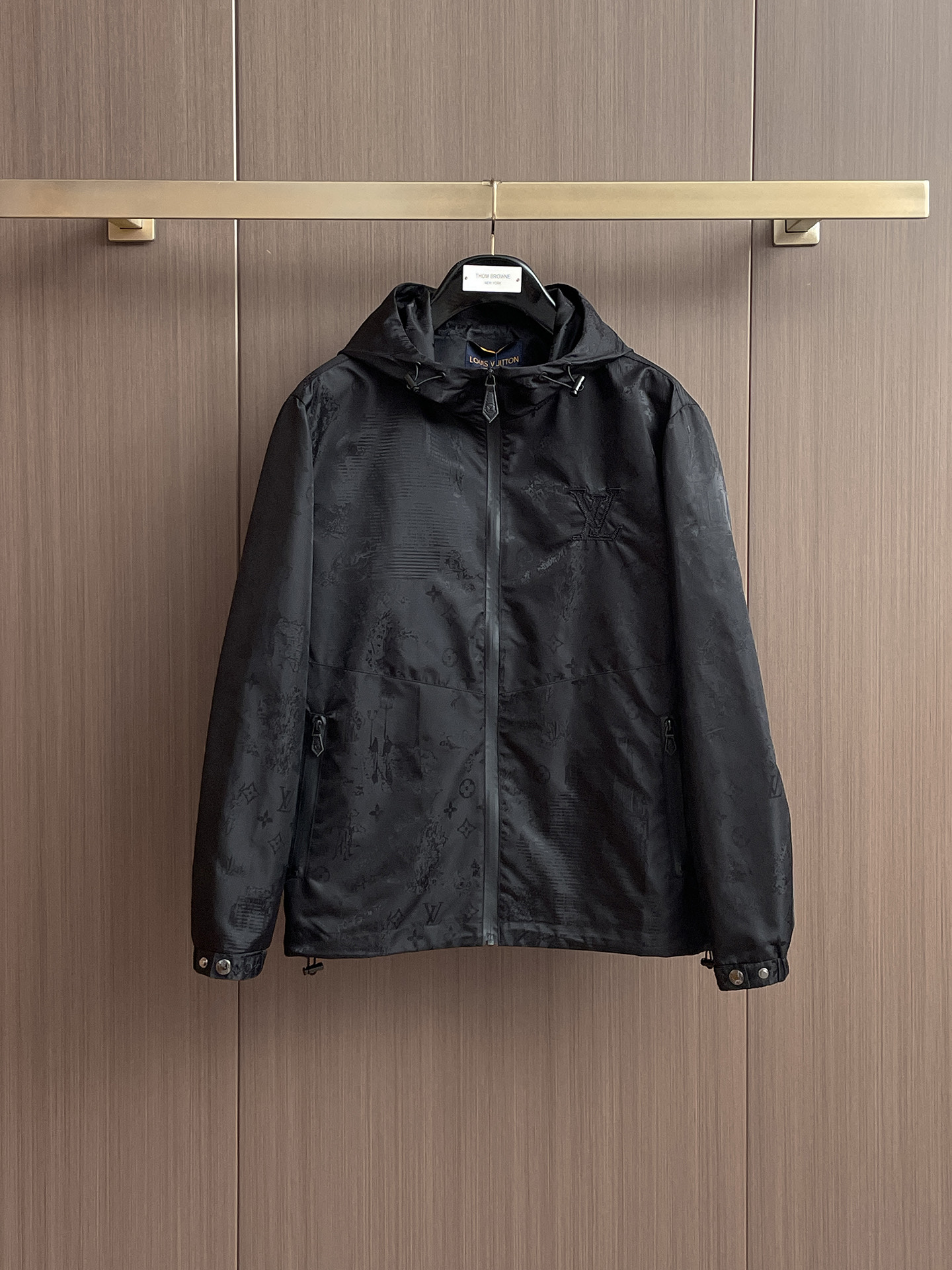 NO:548338,1v Louis Vuitton 2025FW men's autumn and winter jacket men's jacket, casual and daily wear items!  The upper body is decorated with body shape and customized fabrics perfectly combine fashion aesthetics and new urban business and leisure concepts. Different styles are available for you to choose classic styles, never out of time. A jacket unlocks all-changing styles. Simple but not simple, details show quality. I want to both temperature and demeanor. Break the convention and wear it out. Trends are fleeting, styles are always light and comfortable, and move freely. The aura is fully open. The essential robe in the workplace leads the trend and wears out your attitude. No fear of challenges. Youthful vitality, cost-effective choice. The whole body interprets the Italian-style ability and outdoor functional styles, both solemn and harmonious, creating a unique styling item. The overall outline tends to be simple, with a very personalized and elegant detail treatment, enriching the overall vision. The wardrobe is excellent for business and leisure, and is excellent at high attendance!  It is hard to find!  48-56 (please report height and weight by placing an order, louis vuitton, jackets & coats, jackets & coats, alexander wang198609091v 路易威登 2025FW男士秋冬夹克男装外套,休闲日常穿搭单品！上身修饰身形、定制面料将时装美学和新都市商务休闲概念完美融合,不同风格任你选经典款,永不过时 一件外套,解锁百变风格 简约而不简单,细节彰显品质.温度与风度,我都要.打破常规,穿出自我.潮流易逝,风格永存 轻便舒适,活动自如.气场全开,职场必备战袍引领潮流,穿出你的态度 无惧挑战 青春活力,性价比之选 通体将意式的干练和户外功能性风格极致诠释,亦庄亦谐,塑造出别具一格的造型单品,整体轮廓趋于简约风格,颇为个性且雅痞的细节处理,丰富了整体视觉.衣橱商务休闲绝佳的高出勤率！可遇而不可求！48-56（下单请报身高体重,,louis vuitton,jackets & coats,jackets & coats,alexander wang,Men's clothing