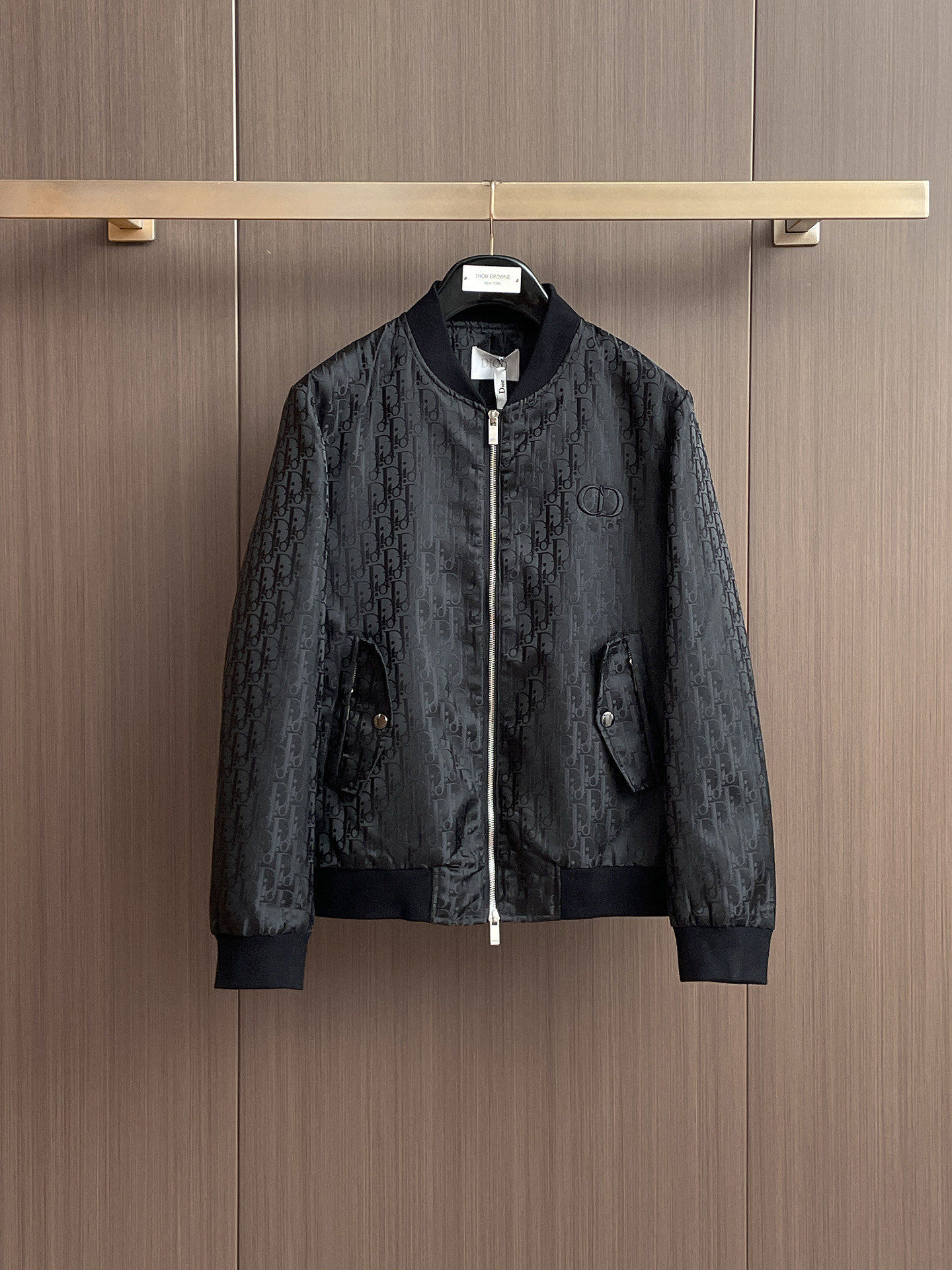 NO:548330,Dior 2025FW men's autumn and winter jacket men's jacket, casual and daily wear items!  The upper body is decorated with body shape and customized fabrics perfectly combine fashion aesthetics and new urban business and leisure concepts. Different styles are available for you to choose classic styles, never out of time. A jacket unlocks all-changing styles. Simple but not simple, details show quality. I want to both temperature and demeanor. Break the convention and wear it out. Trends are fleeting, styles are always light and comfortable, and move freely. The aura is fully open. The essential robe in the workplace leads the trend and wears out your attitude. No fear of challenges. Youthful vitality, cost-effective choice. The whole body interprets the Italian-style ability and outdoor functional styles, both solemn and harmonious, creating a unique styling item. The overall outline tends to be simple, with a very personalized and elegant detail treatment, enriching the overall vision. The wardrobe is excellent for business and leisure, and is excellent at high attendance!  It is hard to find!  48-56 (please report height and weight by placing an order, dior, jackets & coats, jackets & coats, alexander wang19860909迪奥 2025FW男士秋冬夹克男装外套,休闲日常穿搭单品！上身修饰身形、定制面料将时装美学和新都市商务休闲概念完美融合,不同风格任你选经典款,永不过时 一件外套,解锁百变风格 简约而不简单,细节彰显品质.温度与风度,我都要.打破常规,穿出自我.潮流易逝,风格永存 轻便舒适,活动自如.气场全开,职场必备战袍引领潮流,穿出你的态度 无惧挑战 青春活力,性价比之选 通体将意式的干练和户外功能性风格极致诠释,亦庄亦谐,塑造出别具一格的造型单品,整体轮廓趋于简约风格,颇为个性且雅痞的细节处理,丰富了整体视觉.衣橱商务休闲绝佳的高出勤率！可遇而不可求！48-56（下单请报身高体重,,dior,jackets & coats,jackets & coats,alexander wang,Men's clothing