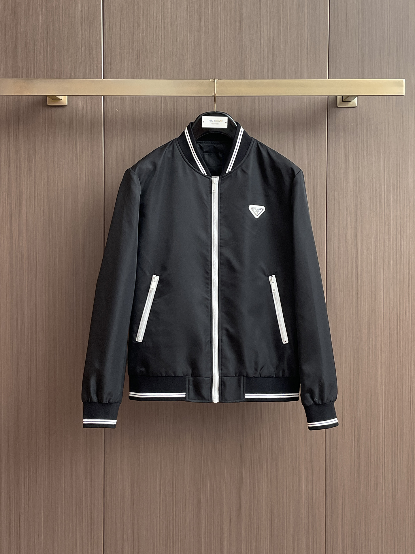 NO:548334,Prada 2025FW men's autumn and winter jacket men's jacket, casual and daily wear items!  The upper body is decorated with body shape and customized fabrics perfectly combine fashion aesthetics and new urban business and leisure concepts. Different styles are available for you to choose classic styles, never out of time. A jacket unlocks all-changing styles. Simple but not simple, details show quality. I want to both temperature and demeanor. Break the convention and wear it out. Trends are fleeting, styles are always light and comfortable, and move freely. The aura is fully open. The essential robe in the workplace leads the trend and wears out your attitude. No fear of challenges. Youthful vitality, cost-effective choice. The whole body interprets the Italian-style ability and outdoor functional styles, both solemn and harmonious, creating a unique styling item. The overall outline tends to be simple, with a very personalized and elegant detail treatment, enriching the overall vision. The wardrobe is excellent for business and leisure, and is excellent at high attendance!  It is hard to find!  48-56 (Please report height and weight by placing an order, prada, jackets & coats, jackets & coats, alexander wang19860909普拉达 2025FW男士秋冬夹克男装外套,休闲日常穿搭单品！上身修饰身形、定制面料将时装美学和新都市商务休闲概念完美融合,不同风格任你选经典款,永不过时 一件外套,解锁百变风格 简约而不简单,细节彰显品质.温度与风度,我都要.打破常规,穿出自我.潮流易逝,风格永存 轻便舒适,活动自如.气场全开,职场必备战袍引领潮流,穿出你的态度 无惧挑战 青春活力,性价比之选 通体将意式的干练和户外功能性风格极致诠释,亦庄亦谐,塑造出别具一格的造型单品,整体轮廓趋于简约风格,颇为个性且雅痞的细节处理,丰富了整体视觉.衣橱商务休闲绝佳的高出勤率！可遇而不可求！48-56（下单请报身高体重,,prada,jackets & coats,jackets & coats,alexander wang,Men's clothing