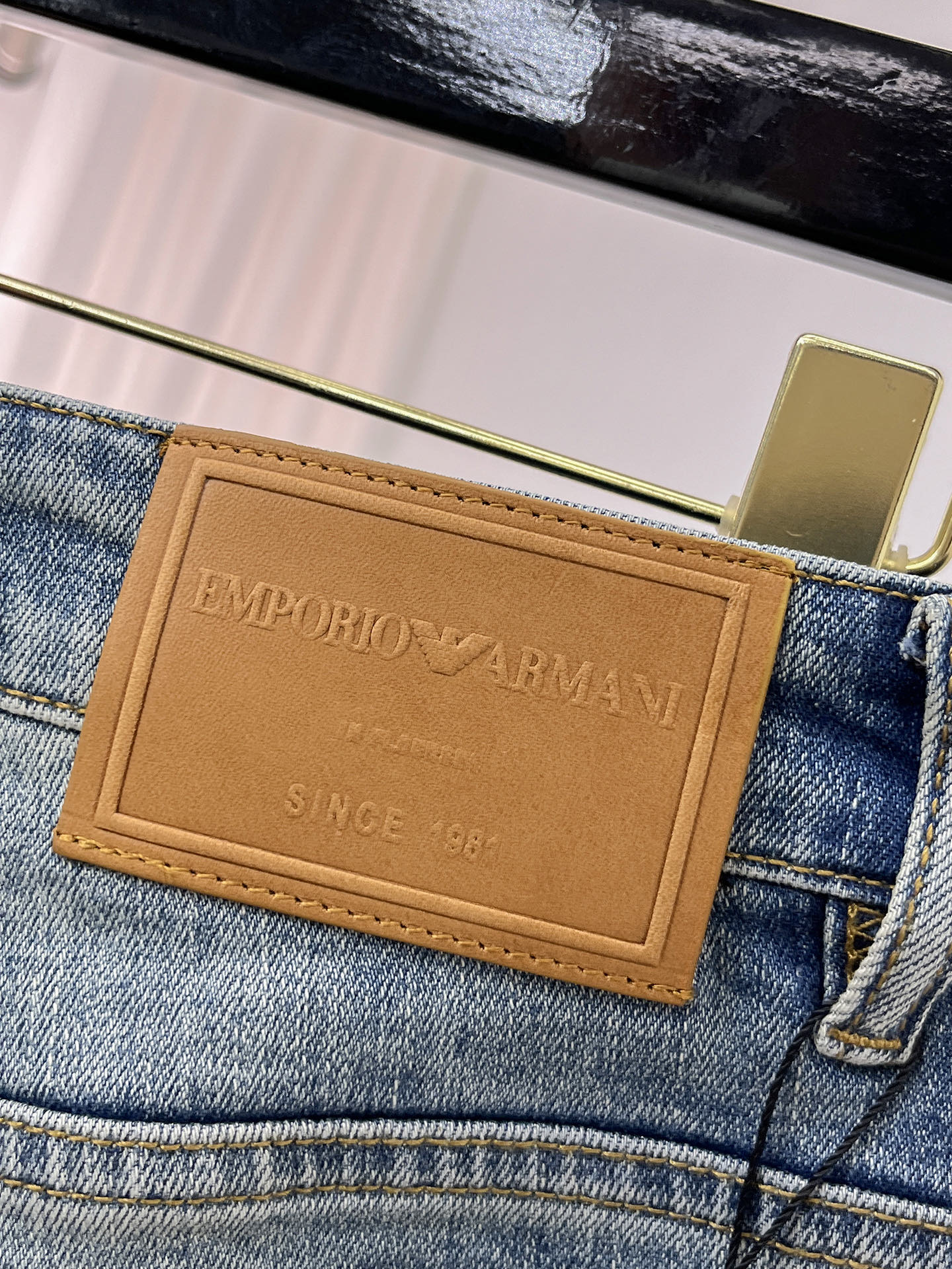 阿玛尼 25ss秋冬 新款 男士小直筒原单 牛仔裤 秋冬新款超柔软，弹力面料，复杂的手工艺叠加，任何一个