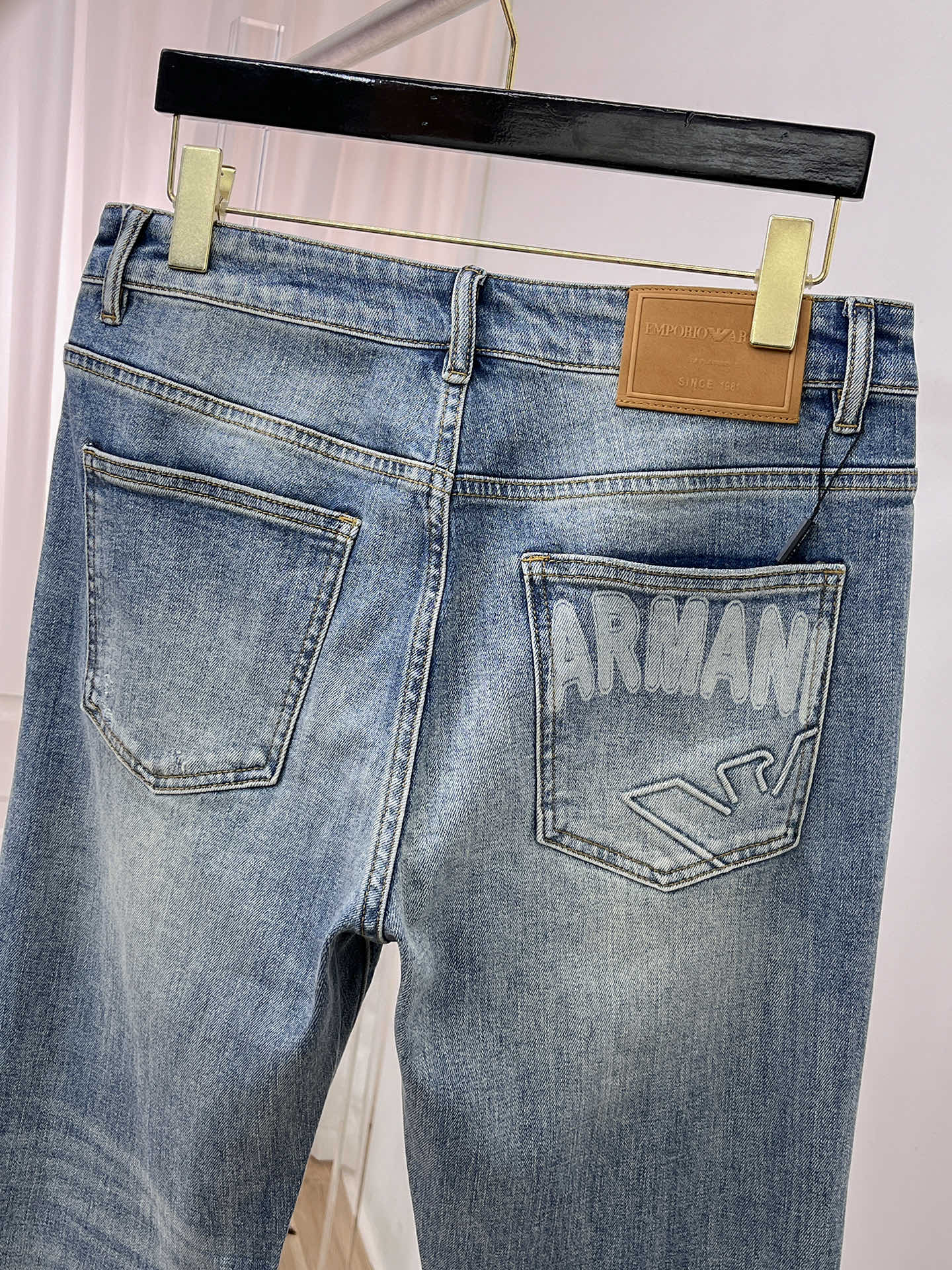 阿玛尼 25ss秋冬 新款 男士小直筒原单 牛仔裤 秋冬新款超柔软，弹力面料，复杂的手工艺叠加，任何一个