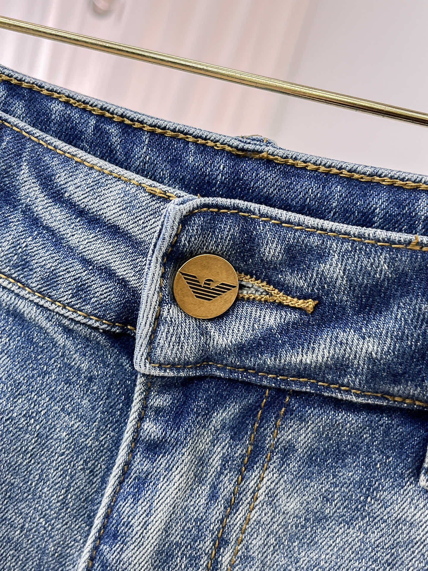 阿玛尼 25ss秋冬 新款 男士小直筒原单 牛仔裤 秋冬新款超柔软，弹力面料，复杂的手工艺叠加，任何一个