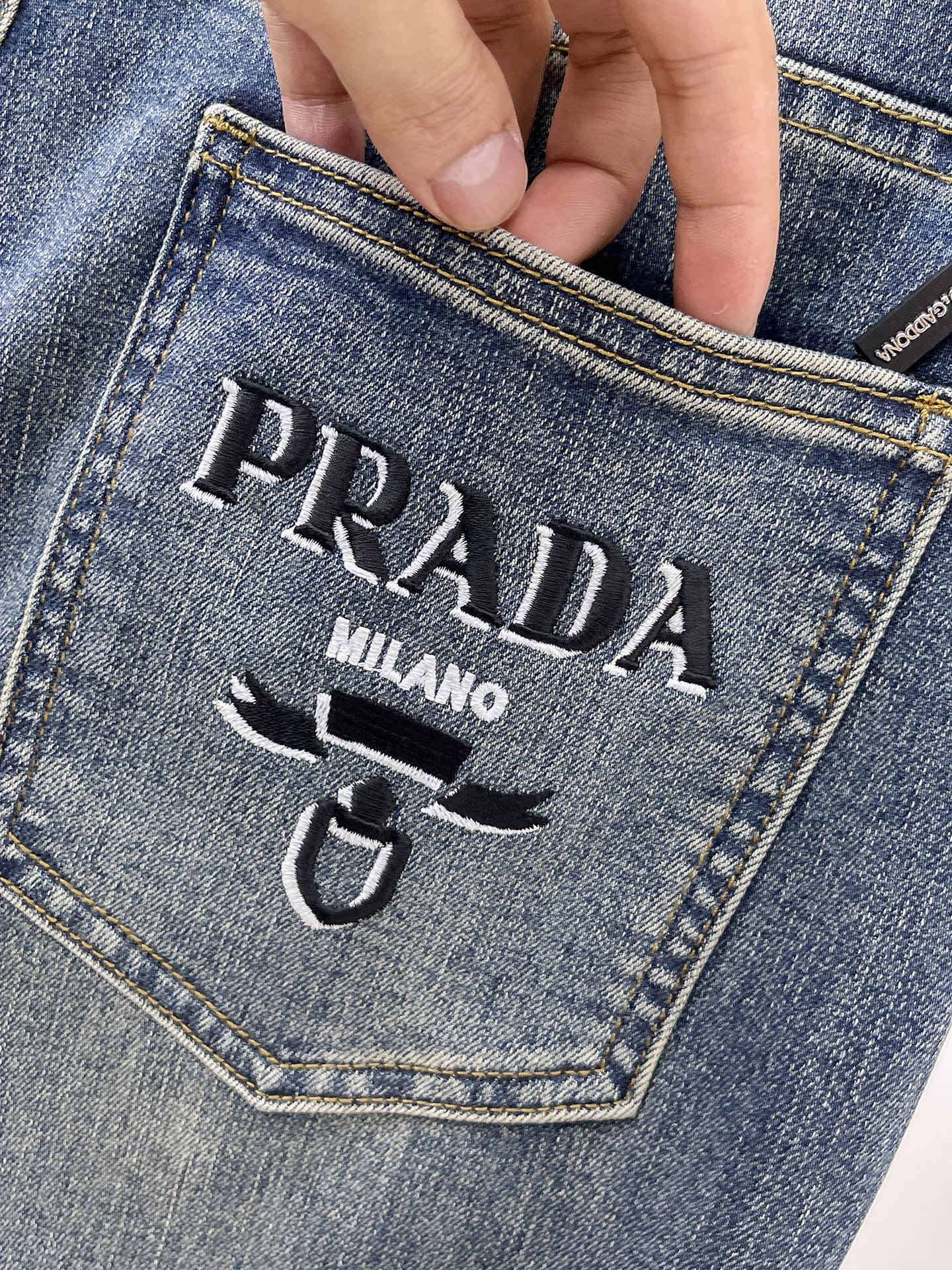 普拉达 25ss秋冬 新款 男士小直筒原单 牛仔裤 秋冬新款超柔软，弹力面料，复杂的手工艺叠加，任何一个