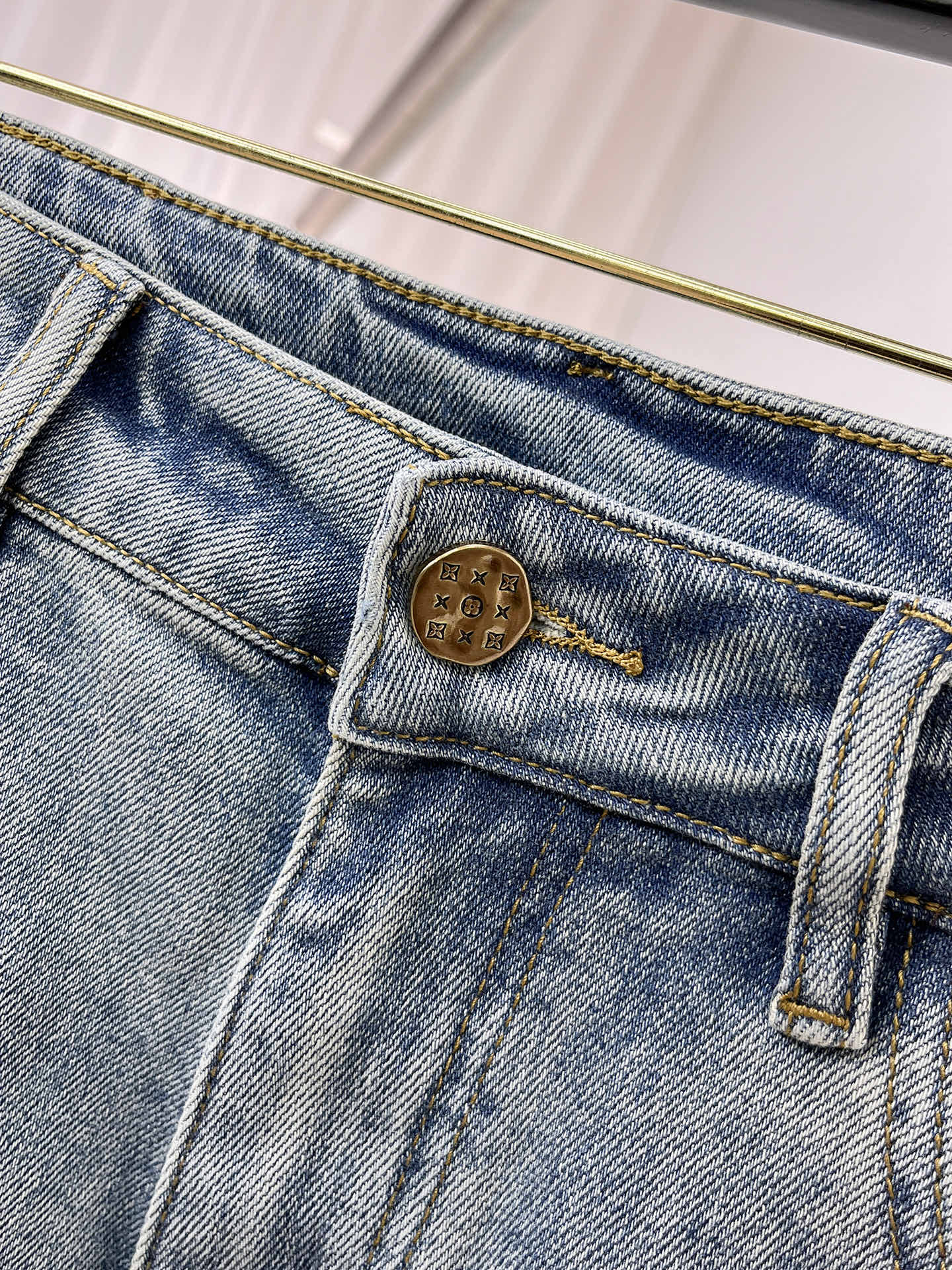 1v 路易威登 25ss秋冬 新款 男士小直筒原单 牛仔裤 秋冬新款超柔软，弹力面料，复杂的手工艺叠加，