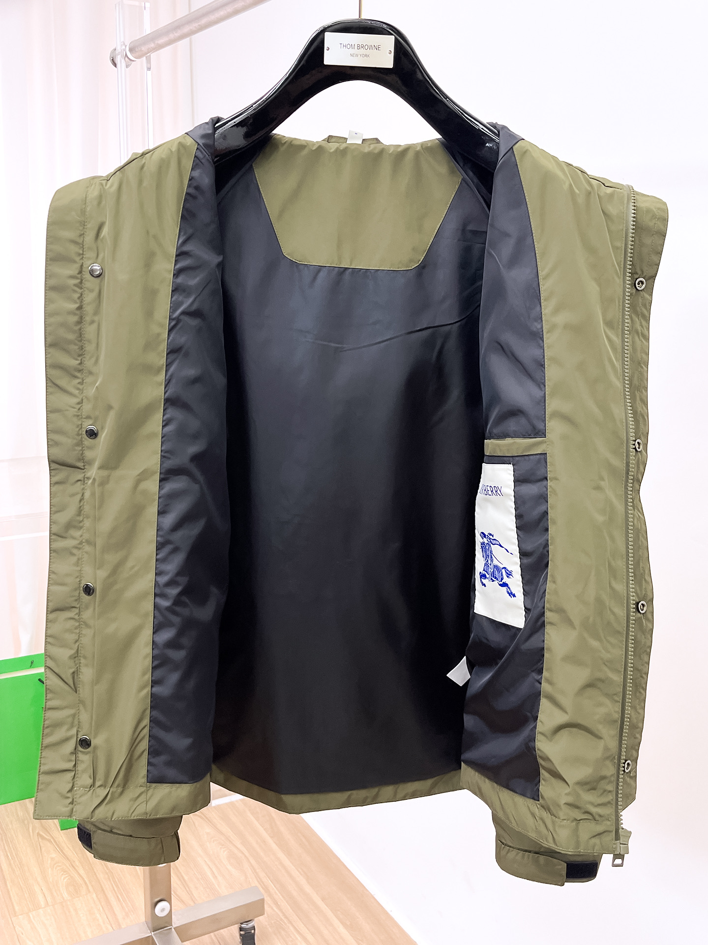 巴宝莉 2025早秋男士高端时装款连帽户外夹克外套，官方专柜主推展示，香港洋行渠道，户外必选单品，独家出