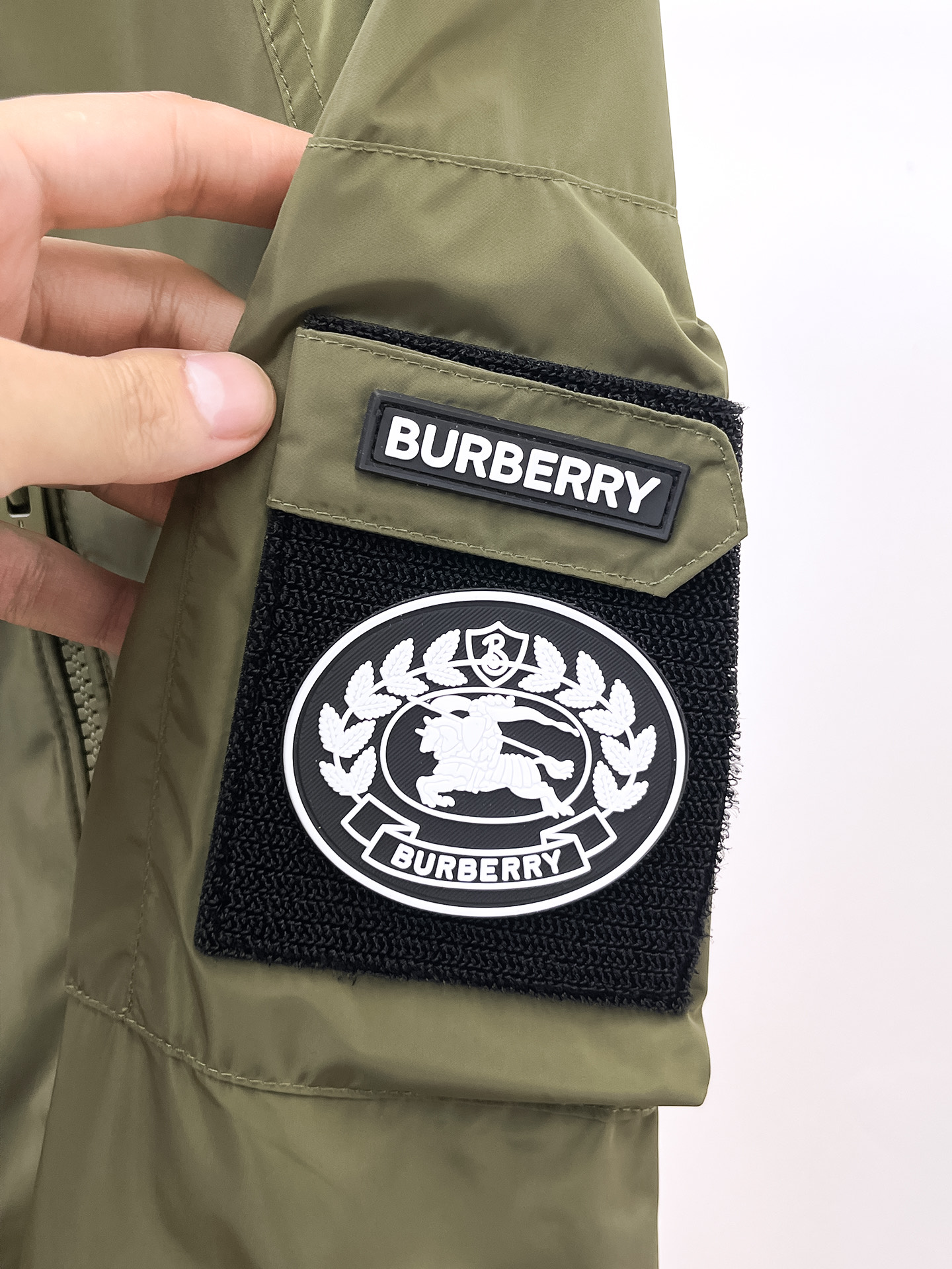 巴宝莉 2025早秋男士高端时装款连帽户外夹克外套，官方专柜主推展示，香港洋行渠道，户外必选单品，独家出