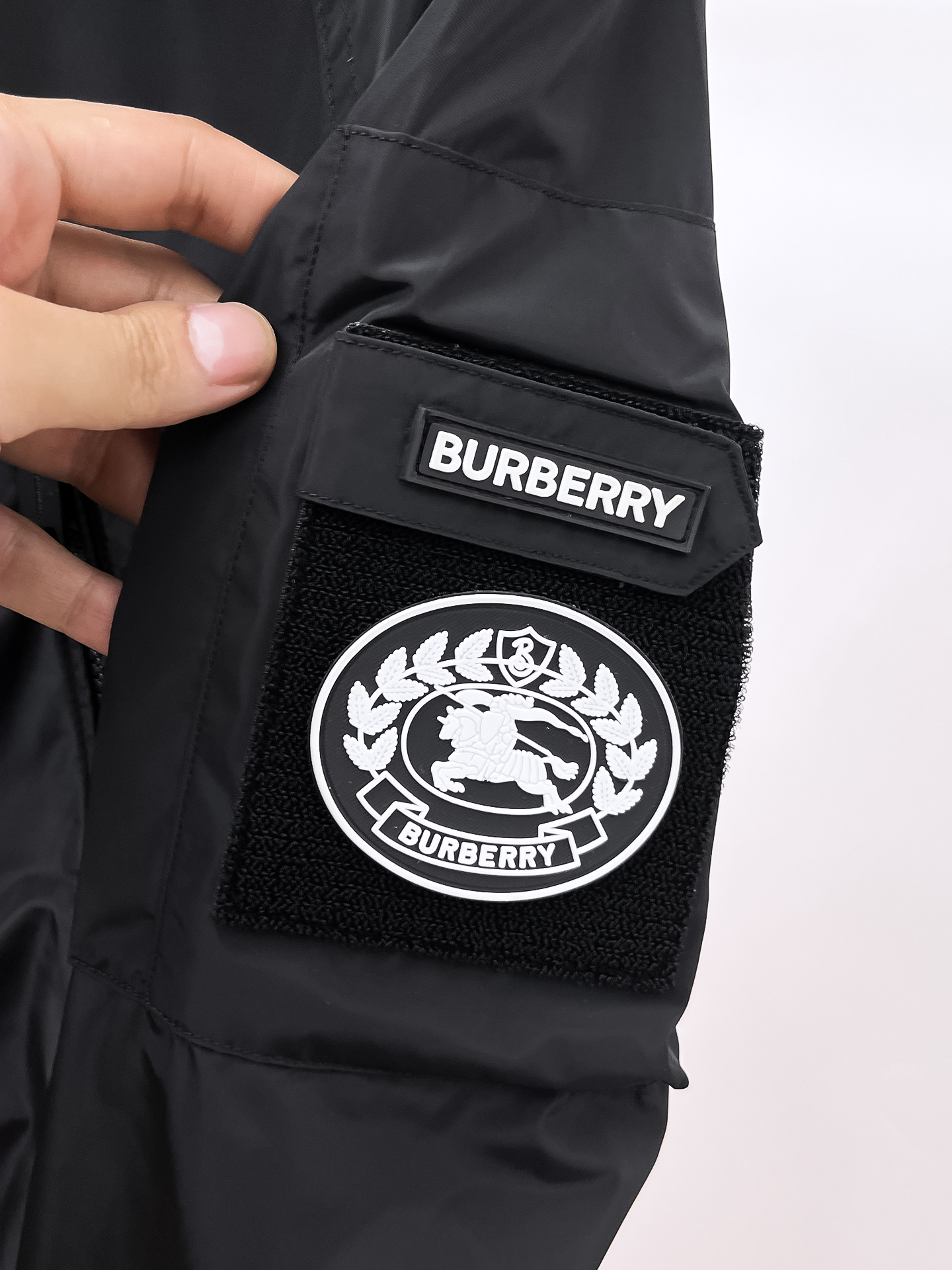 巴宝莉 2025早秋男士高端时装款连帽户外夹克外套，官方专柜主推展示，香港洋行渠道，户外必选单品，独家出