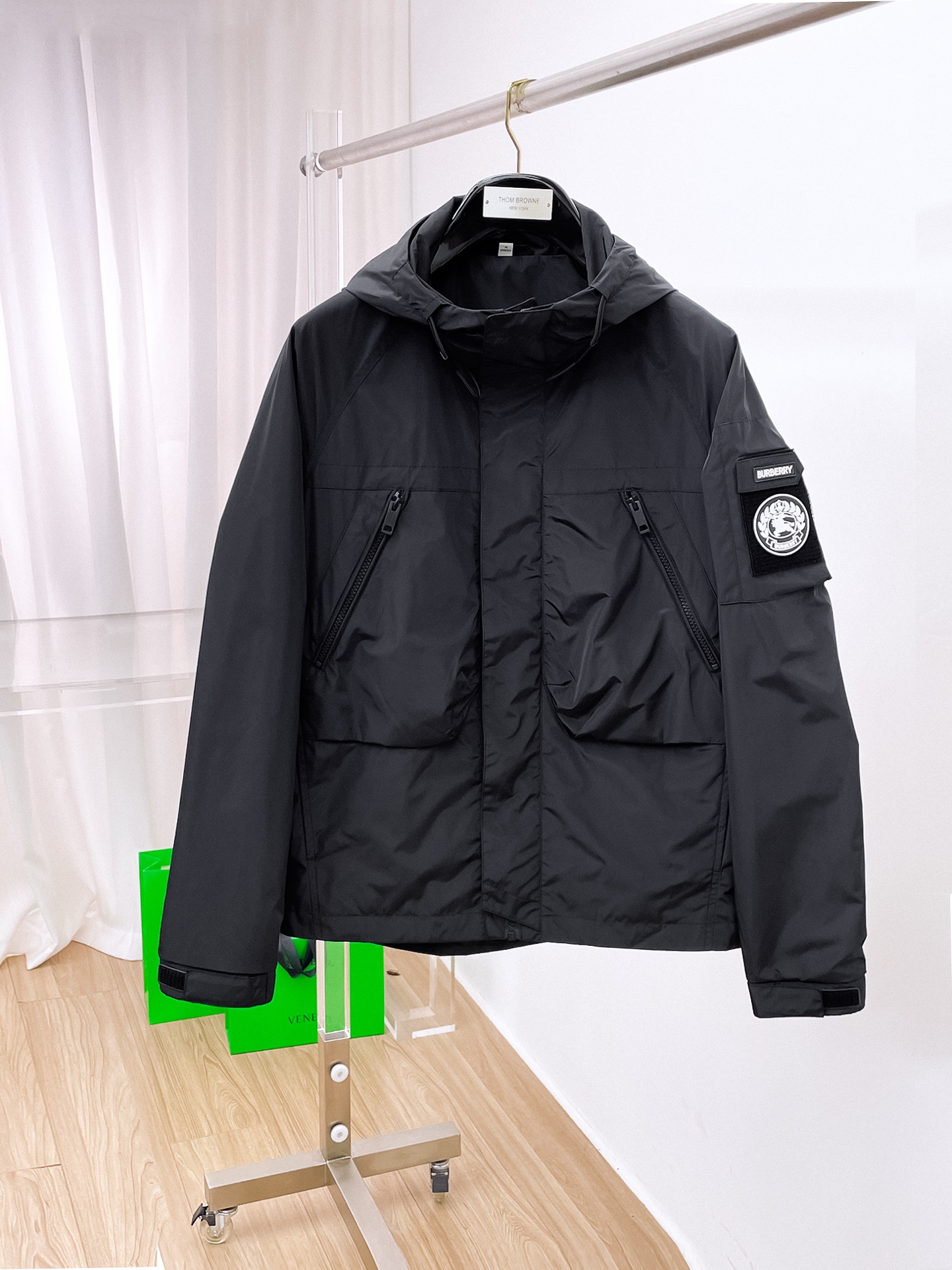 NO:531864,Burberry's early autumn men's high-end fashion hooded outdoor jacket jacket, official counter main display, Hong Kong foreign business channels, outdoor must-have items, exclusively for sale. On the basis of minimalism, it creates extraordinary creativity, and uses clever design techniques to innovate elsewhere. The front design is broken and seam-stitched and contrasting cloth to form a strong hedge, with unique design effect, the arm logo is simple and atmospheric, demonstrating the brand's identity and status. The sleeves are equipped with the brand's exclusive design, echoing the front chest print, which is both sporty and fashionable!  It has a distinct recognition, showing the vitality of the city, and is highly shaped and practical!  The fabric is made of Japanese Toray company customized fabric (a first-line luxury clothing royal fabric manufacturer) with waterproof and windproof characteristics, both comfort and breathability, the upper body is light and burden-free, the hooded design has a strong sense of detail and quality. All auxiliary materials are supplied by customers and all auxiliary materials are engraved with a brand logo, which is very expensive, luxurious and high-end!  The details show the ingenious craftsmanship, the auxiliary materials are all supplied to customers, and the workmanship is extremely rigorous and sophisticated. The outline structure of the whole body continues the basic form of the M family, expressing the simple and atmospheric characteristics in place, with a full upper body shape, which can easily control various body shapes, and the outfit meets the needs of the transition season!  Size 48-56., burberry, jackets & coats, jackets & coats, hats, alexander wang19860909巴宝莉 早秋男士高端时装款连帽户外夹克外套,官方专柜主推展示,香港洋行渠道,户外必选单品,独家出售. 在极简的基础上洐生出非凡的创意,用巧妙的设计手法进行别处一格的创新,前幅设计破缝拼接撞色布,形成强烈的对冲,设觉效果别具一格,手臂logo简单大气,彰显品牌身份地位. 袖子搭载品牌专属章仔设计,与前胸印花形成呼应,即运动又时尚！辨识度鲜明,尽显都市活力色彩,且塑造性和实穿性极高！ 面料选用日本东丽公司订制面料（一线奢侈品成衣御用面料商）具备防水防风特性,舒适性与透气性兼备,上身轻便且无负担感,连帽的设计,整体细节品质感超强,辅料全系客供,全客供辅料,都刻有品牌LOGO, 非常贵奢高级！ 细节之处尽显匠心工艺,辅料皆为客供,做工极为严谨考究,通体的轮廓构造延续了M家族基础形态,将简约大气的特征表现到位,上身型款十足,轻松驾驭各种身型,穿搭符合过渡季的需求！尺码48-56.,,burberry,jackets & coats,jackets & coats,hats,alexander wang,Men's clothing