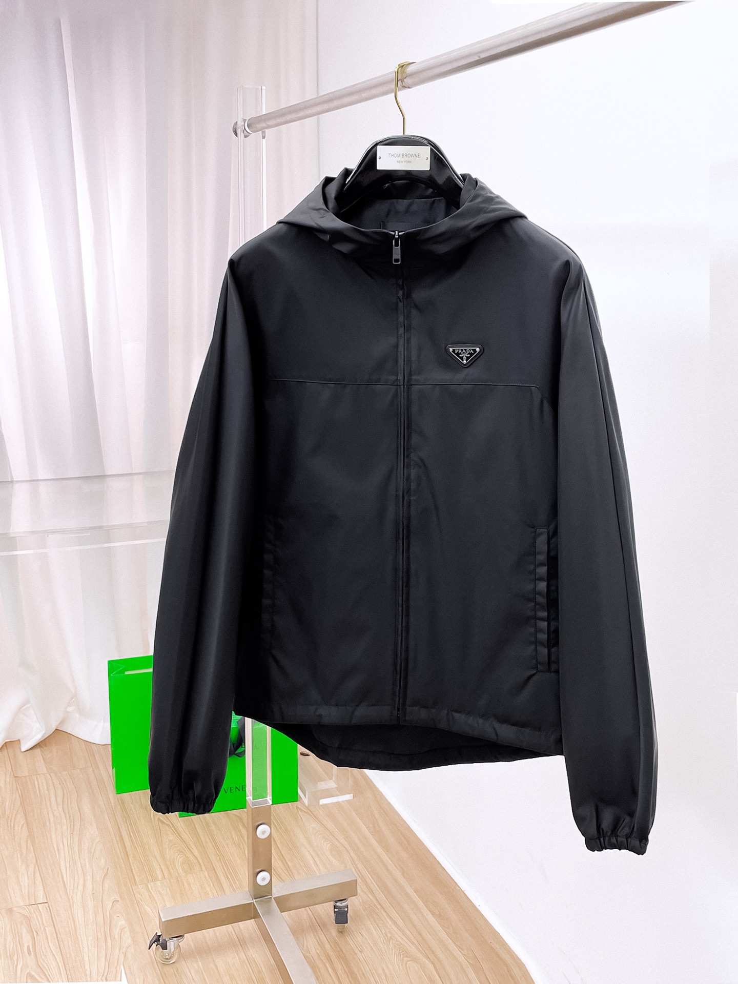 普拉达 2025早秋男士高端时装款连帽户外夹克外套，官方专柜主推展示，香港洋行渠道，户外必选单品，独家出