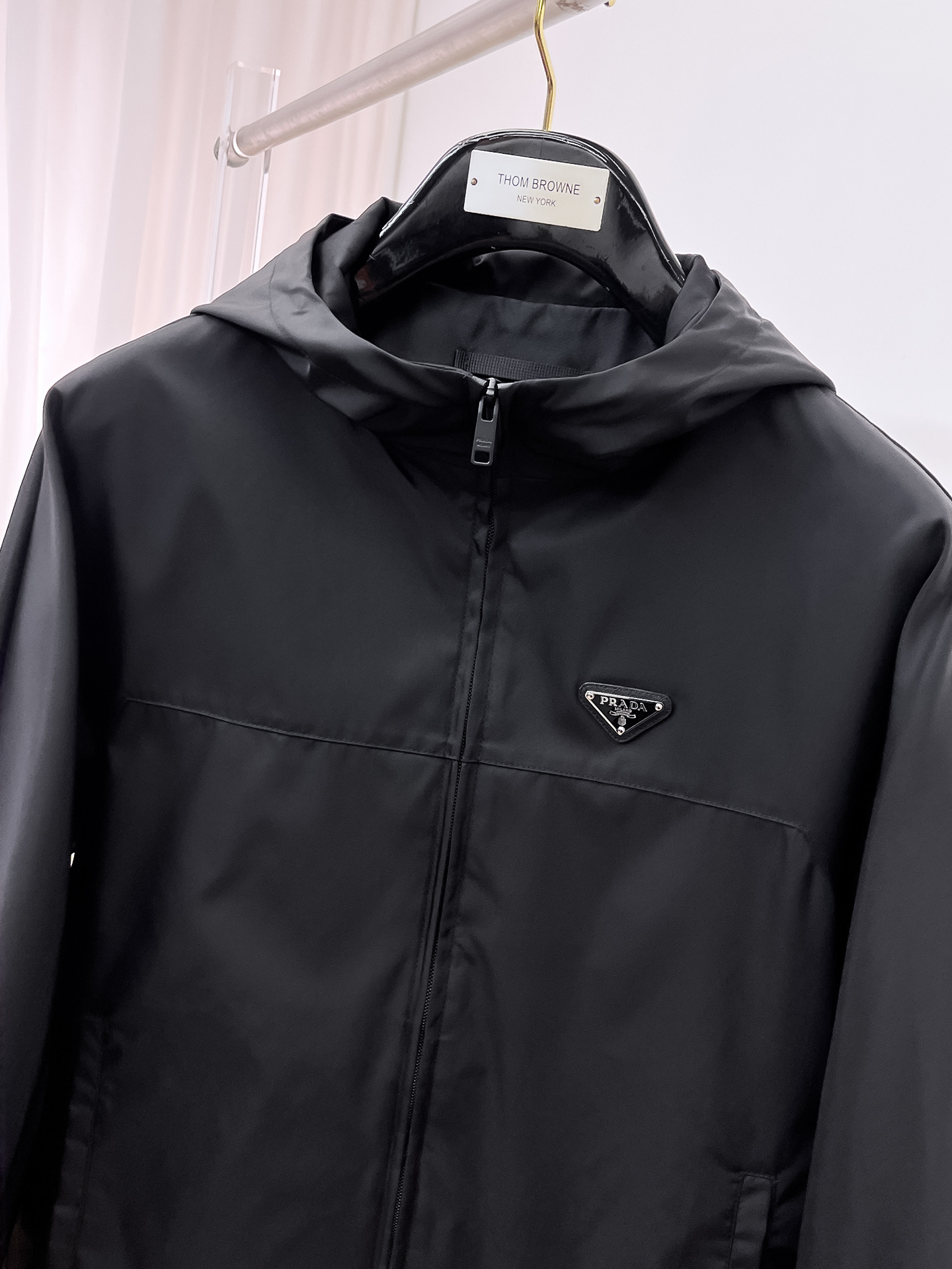 普拉达 2025早秋男士高端时装款连帽户外夹克外套，官方专柜主推展示，香港洋行渠道，户外必选单品，独家出