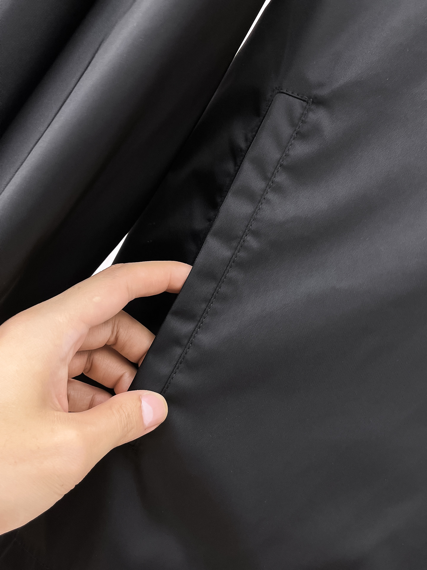 普拉达 2025早秋男士高端时装款连帽户外夹克外套，官方专柜主推展示，香港洋行渠道，户外必选单品，独家出