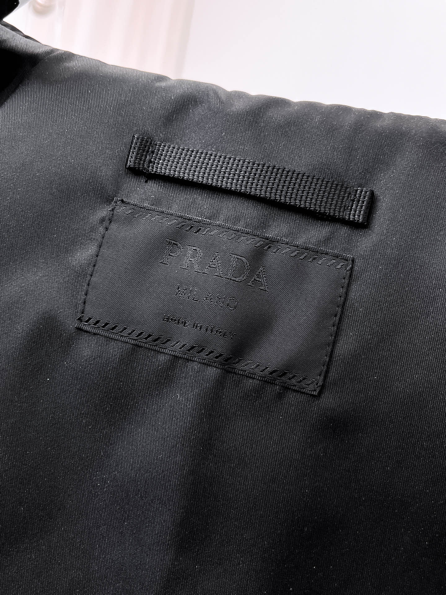 普拉达 2025早秋男士高端时装款连帽户外夹克外套，官方专柜主推展示，香港洋行渠道，户外必选单品，独家出