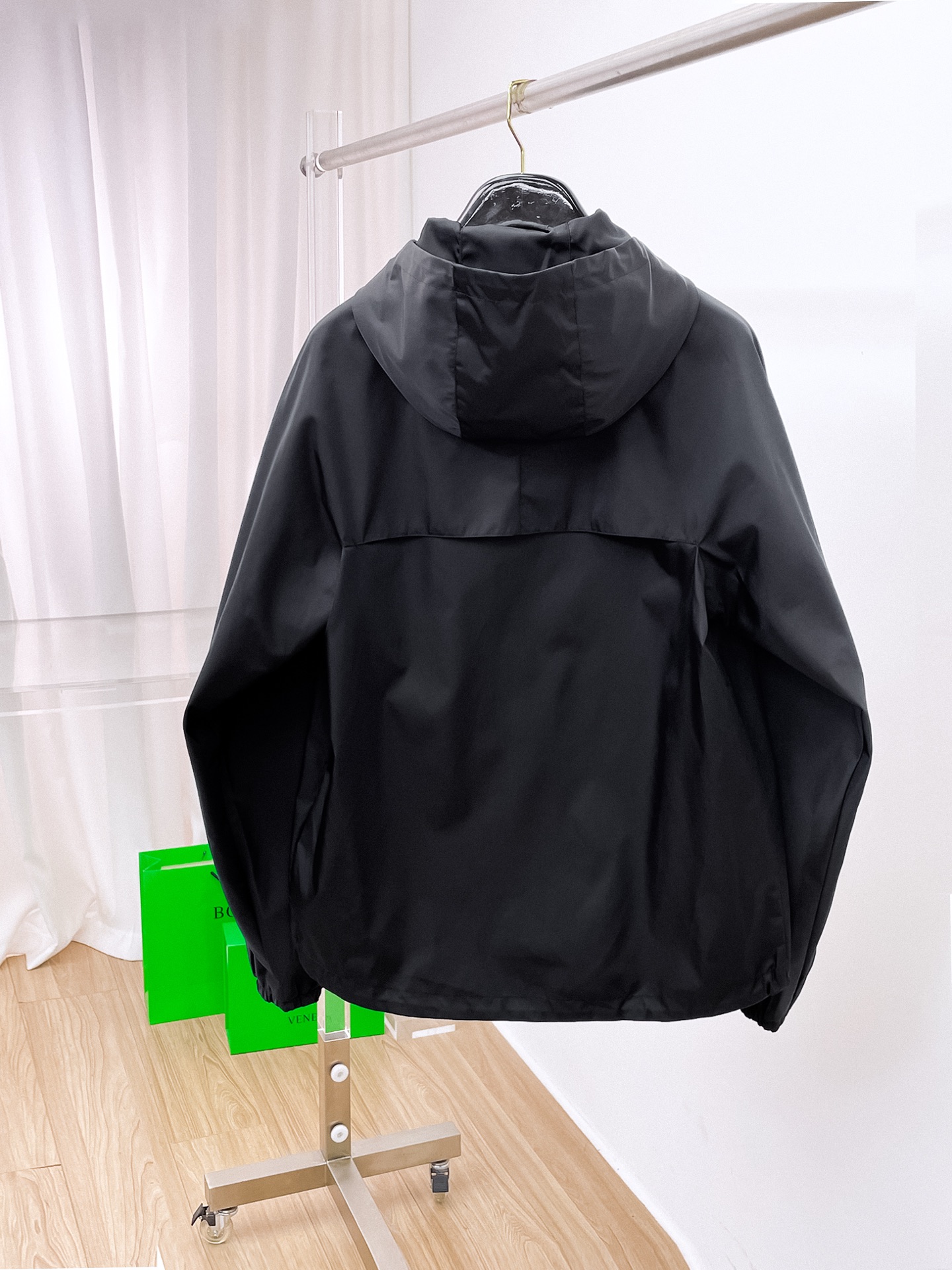 普拉达 2025早秋男士高端时装款连帽户外夹克外套，官方专柜主推展示，香港洋行渠道，户外必选单品，独家出