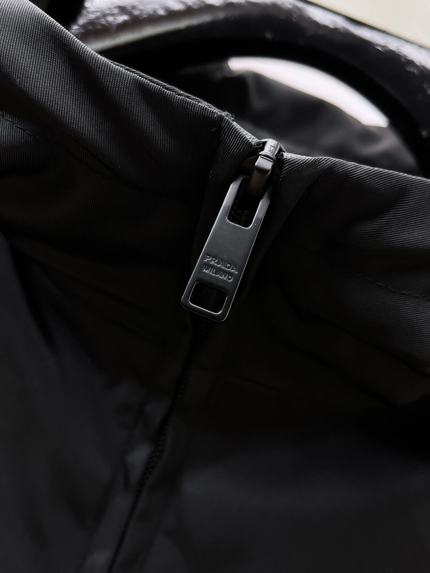 普拉达 2025早秋男士高端时装款连帽户外夹克外套，官方专柜主推展示，香港洋行渠道，户外必选单品，独家出