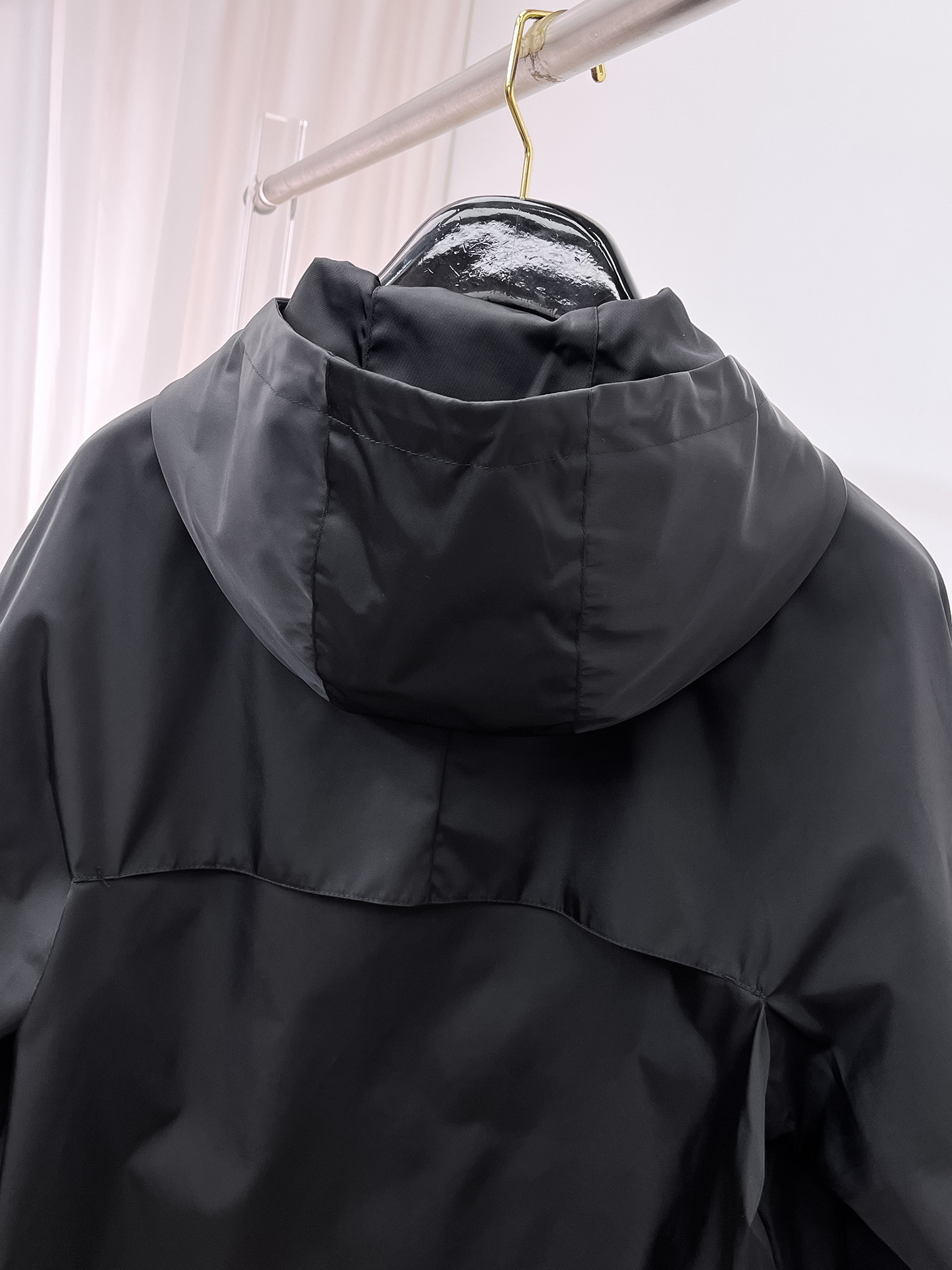 普拉达 2025早秋男士高端时装款连帽户外夹克外套，官方专柜主推展示，香港洋行渠道，户外必选单品，独家出