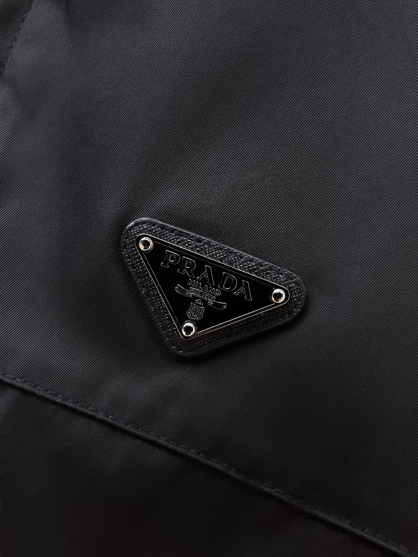 普拉达 2025早秋男士高端时装款连帽户外夹克外套，官方专柜主推展示，香港洋行渠道，户外必选单品，独家出