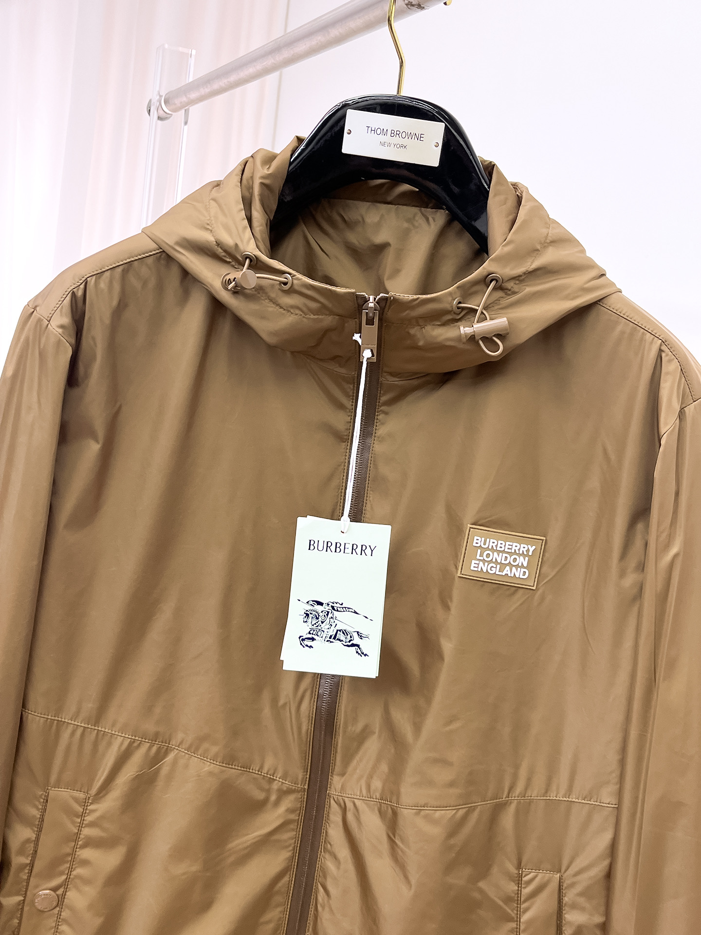 巴宝莉 2025早秋男士高端时装款连帽户外夹克外套，官方专柜主推展示，香港洋行渠道，户外必选单品，独家出