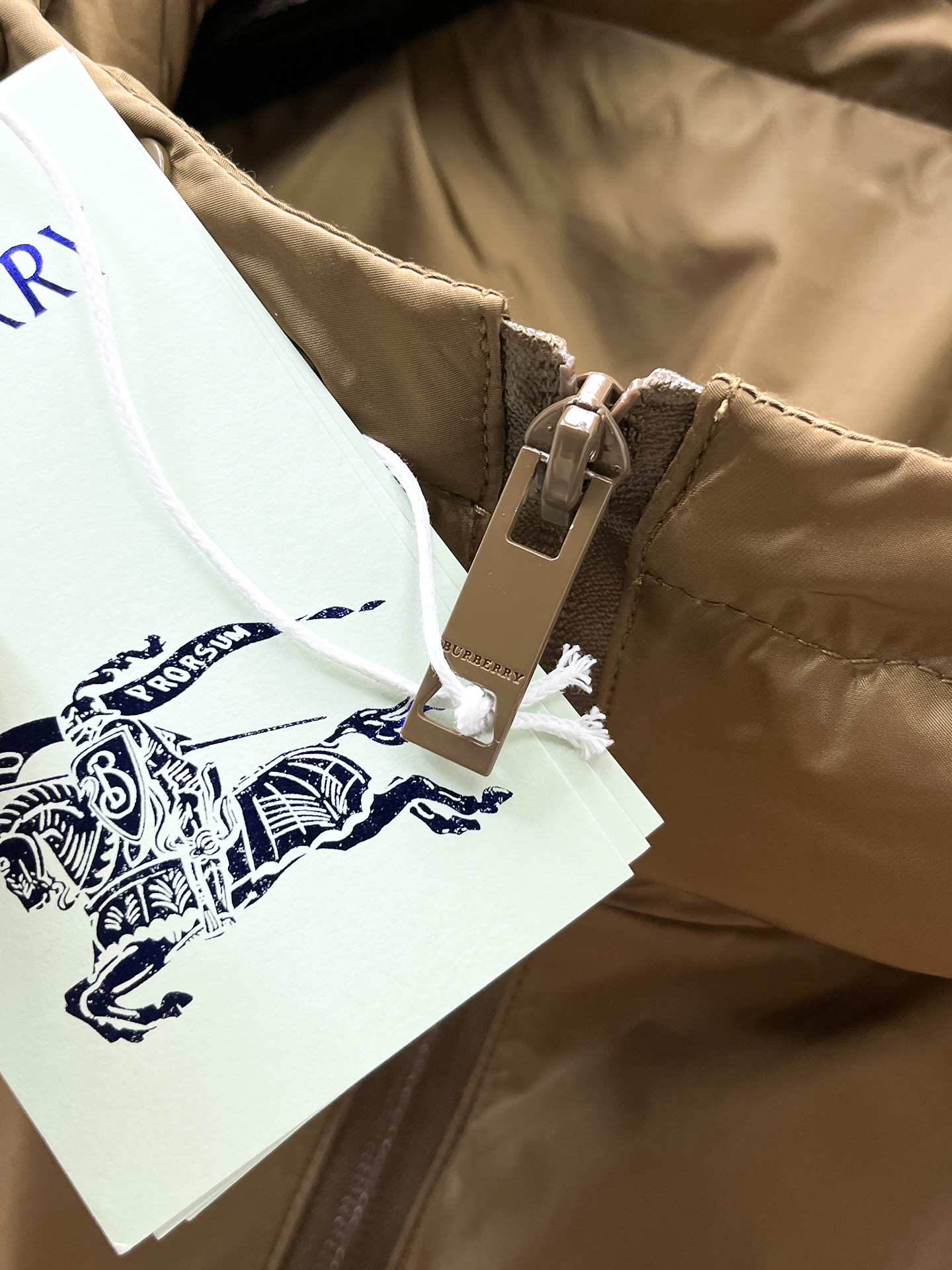 巴宝莉 2025早秋男士高端时装款连帽户外夹克外套，官方专柜主推展示，香港洋行渠道，户外必选单品，独家出