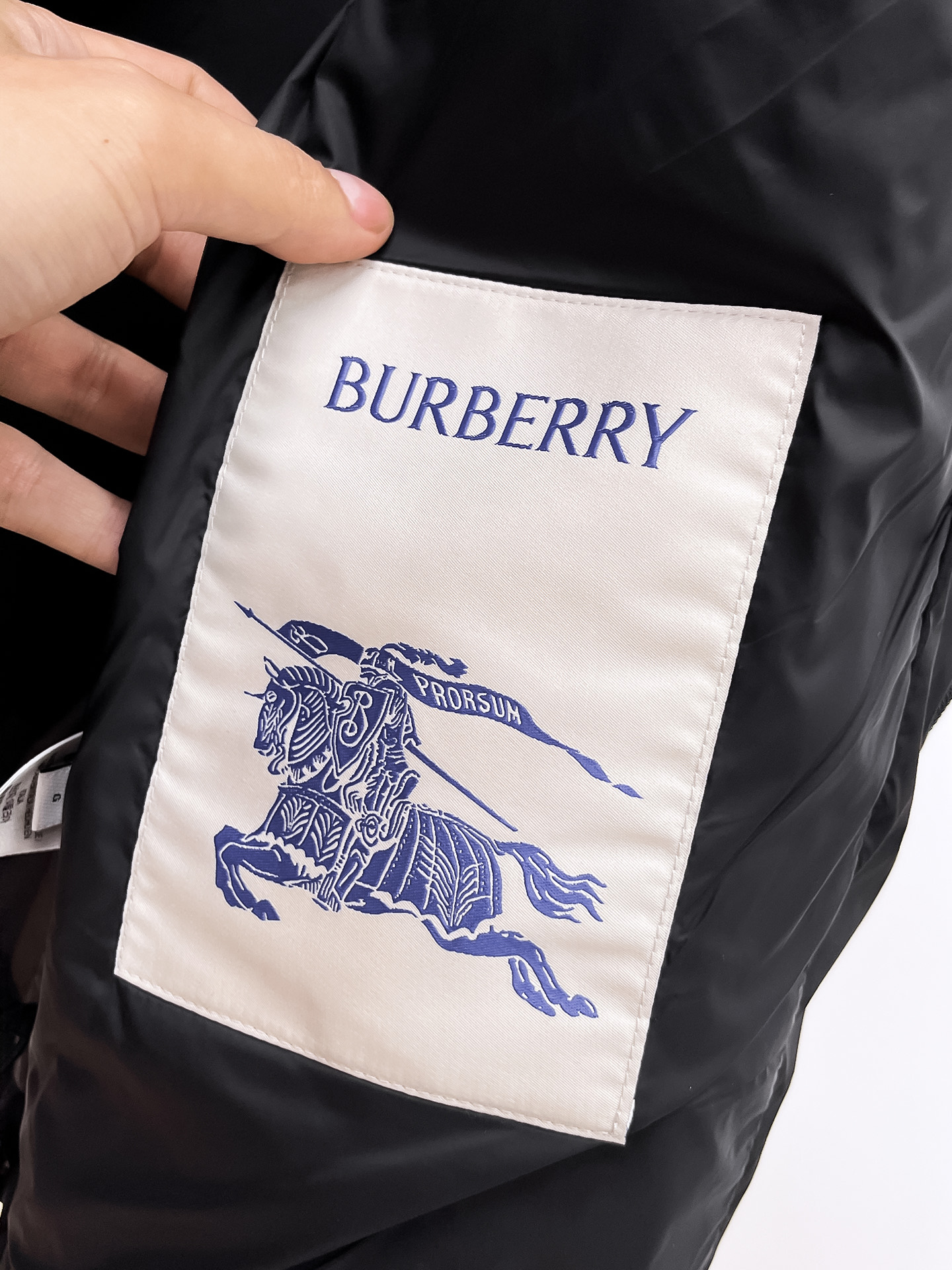 巴宝莉 2025早秋男士高端时装款连帽户外夹克外套，官方专柜主推展示，香港洋行渠道，户外必选单品，独家出