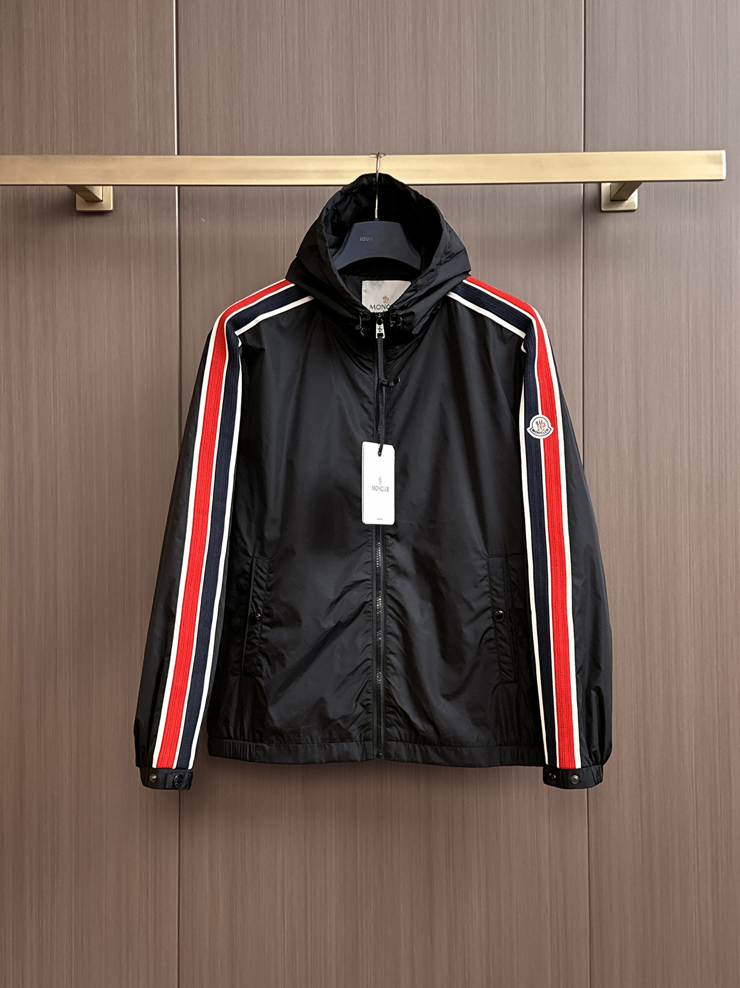 NO:548349,2025FW men's autumn and winter jacket men's jacket, casual and daily wear items!  The upper body is decorated with body shape and customized fabrics perfectly combine fashion aesthetics and new urban business and leisure concepts. Different styles are available for you to choose classic styles, never out of time. A jacket unlocks all-changing styles. Simple but not simple, details show quality. I want to both temperature and demeanor. Break the convention and wear it out. Trends are fleeting, styles are always light and comfortable, and move freely. The aura is fully open. The essential robe in the workplace leads the trend and wears out your attitude. No fear of challenges. Youthful vitality, cost-effective choice. The whole body interprets the Italian-style ability and outdoor functional styles, both solemn and harmonious, creating a unique styling item. The overall outline tends to be simple, with a very personalized and elegant detail treatment, enriching the overall vision. The wardrobe is excellent for business and leisure, and is excellent at high attendance!  It is hard to find!  48-56 (Please report height and weight by placing an order, Moncler, jackets & coats, jackets & coats, alexander wang19860909蒙口 2025FW男士秋冬夹克男装外套,休闲日常穿搭单品！上身修饰身形、定制面料将时装美学和新都市商务休闲概念完美融合,不同风格任你选经典款,永不过时 一件外套,解锁百变风格 简约而不简单,细节彰显品质.温度与风度,我都要.打破常规,穿出自我.潮流易逝,风格永存 轻便舒适,活动自如.气场全开,职场必备战袍引领潮流,穿出你的态度 无惧挑战 青春活力,性价比之选 通体将意式的干练和户外功能性风格极致诠释,亦庄亦谐,塑造出别具一格的造型单品,整体轮廓趋于简约风格,颇为个性且雅痞的细节处理,丰富了整体视觉.衣橱商务休闲绝佳的高出勤率！可遇而不可求！48-56（下单请报身高体重,,Moncler,jackets & coats,jackets & coats,alexander wang,Men's clothing