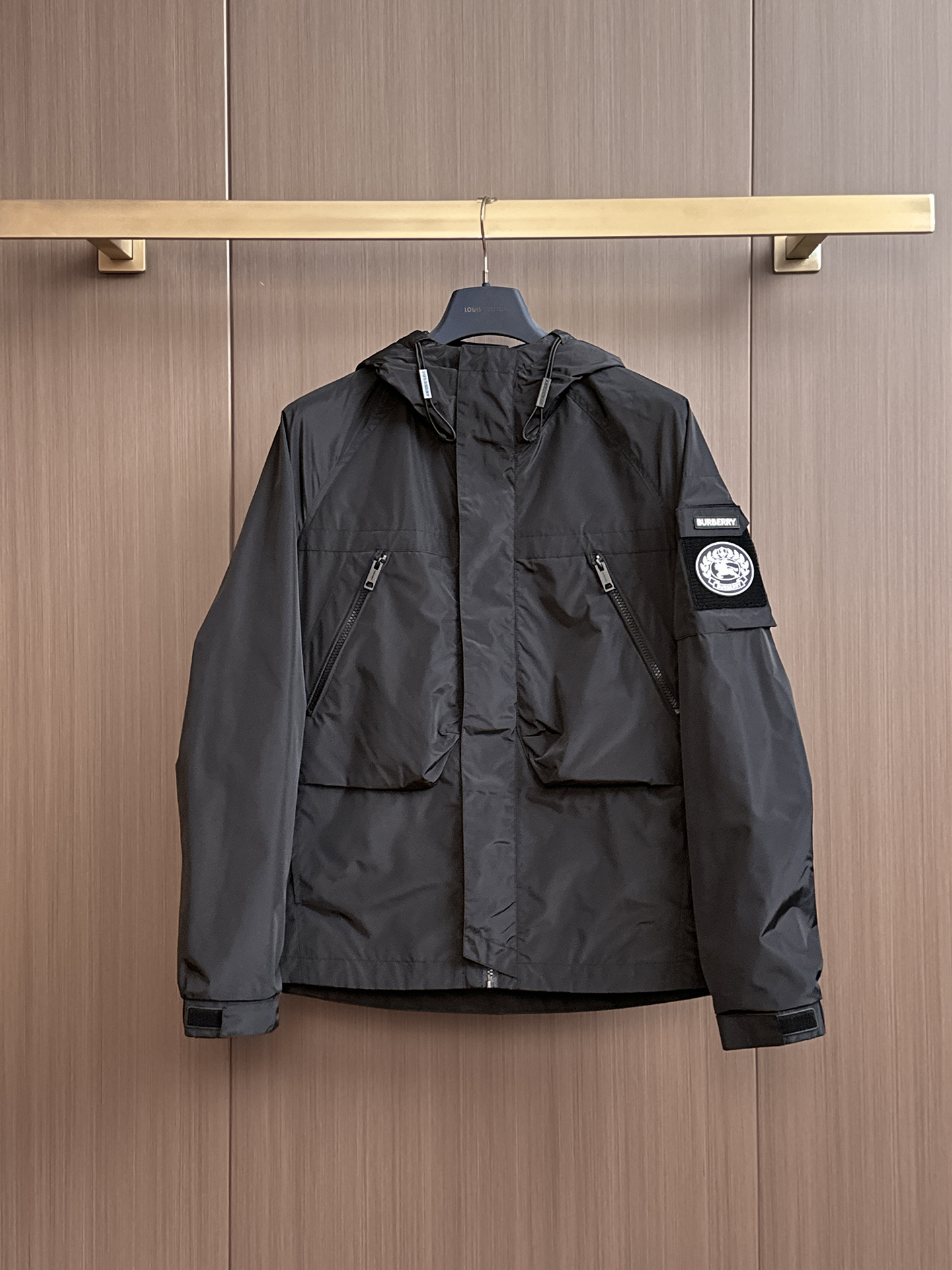 NO:548319,Burberry 2025 early autumn men's high-end fashion hooded outdoor jacket jacket, official counter main display, Hong Kong foreign business channels, outdoor must-have items, exclusively for sale. On the basis of minimalism, it creates extraordinary creativity, and uses clever design techniques to innovate elsewhere. The front design is broken and seam-stitched and contrasting cloth to form a strong hedge, with unique design effect, the arm logo is simple and atmospheric, demonstrating the brand's identity and status. The sleeves are equipped with the brand's exclusive seal design, which echoes the front chest print, which is both sporty and fashionable!  It has a distinct recognition, showing the vitality of the city, and is highly shaped and practical!  The fabric is made of Japanese Toray company customized fabric (a first-line luxury clothing royal fabric manufacturer) with waterproof and windproof characteristics, both comfort and breathability, the upper body is light and burden-free, the hooded design has a strong sense of detail and quality. All auxiliary materials are supplied by customers and all auxiliary materials are engraved with brand LOGO, which is very expensive, luxurious and high-end!  The details show the ingenious craftsmanship, the auxiliary materials are all supplied to customers, and the workmanship is extremely rigorous and sophisticated. The outline structure of the whole body continues the basic form of the M family, expressing the simple and atmospheric characteristics in place, with a full upper body shape, which can easily control various body shapes, and the outfit meets the needs of the transition season!  Size 48-56., burberry, jackets & coats, jackets & coats, hats, alexander wang19860909巴宝莉 2025早秋男士高端时装款连帽户外夹克外套,官方专柜主推展示,香港洋行渠道,户外必选单品,独家出售. 在极简的基础上洐生出非凡的创意,用巧妙的设计手法进行别处一格的创新,前幅设计破缝拼接撞色布,形成强烈的对冲,设觉效果别具一格,手臂logo简单大气,彰显品牌身份地位. 袖子搭载品牌专属章仔设计,与前胸印花形成呼应,即运动又时尚！辨识度鲜明,尽显都市活力色彩,且塑造性和实穿性极高！ 面料选用日本东丽公司订制面料（一线奢侈品成衣御用面料商）具备防水防风特性,舒适性与透气性兼备,上身轻便且无负担感,连帽的设计,整体细节品质感超强,辅料全系客供,全客供辅料,都刻有品牌LOGO, 非常贵奢高级！ 细节之处尽显匠心工艺,辅料皆为客供,做工极为严谨考究,通体的轮廓构造延续了M家族基础形态,将简约大气的特征表现到位,上身型款十足,轻松驾驭各种身型,穿搭符合过渡季的需求！尺码48-56.,,burberry,jackets & coats,jackets & coats,hats,alexander wang,Men's clothing