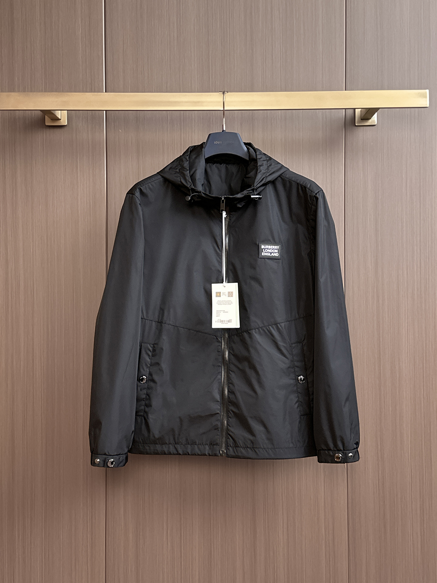 NO:548344,Burberry 2025FW men's autumn and winter jacket men's jacket, casual and daily wear items!  The upper body is decorated with body shape and customized fabrics perfectly combine fashion aesthetics and new urban business and leisure concepts. Different styles are available for you to choose classic styles, never out of time. A jacket unlocks all-changing styles. Simple but not simple, details show quality. I want to both temperature and demeanor. Break the convention and wear it out. Trends are fleeting, styles are always light and comfortable, and move freely. The aura is fully open. The essential robe in the workplace leads the trend and wears out your attitude. No fear of challenges. Youthful vitality, cost-effective choice. The whole body interprets the Italian-style ability and outdoor functional styles, both solemn and harmonious, creating a unique styling item. The overall outline tends to be simple, with a very personalized and elegant detail treatment, enriching the overall vision. The wardrobe is excellent for business and leisure, and is excellent at high attendance!  It is hard to find!  48-56 (please report height and weight by placing an order, burberry, jackets & coats, jackets & coats, alexander wang19860909巴宝莉 2025FW男士秋冬夹克男装外套,休闲日常穿搭单品！上身修饰身形、定制面料将时装美学和新都市商务休闲概念完美融合,不同风格任你选经典款,永不过时 一件外套,解锁百变风格 简约而不简单,细节彰显品质.温度与风度,我都要.打破常规,穿出自我.潮流易逝,风格永存 轻便舒适,活动自如.气场全开,职场必备战袍引领潮流,穿出你的态度 无惧挑战 青春活力,性价比之选 通体将意式的干练和户外功能性风格极致诠释,亦庄亦谐,塑造出别具一格的造型单品,整体轮廓趋于简约风格,颇为个性且雅痞的细节处理,丰富了整体视觉.衣橱商务休闲绝佳的高出勤率！可遇而不可求！48-56（下单请报身高体重,,burberry,jackets & coats,jackets & coats,alexander wang,Men's clothing