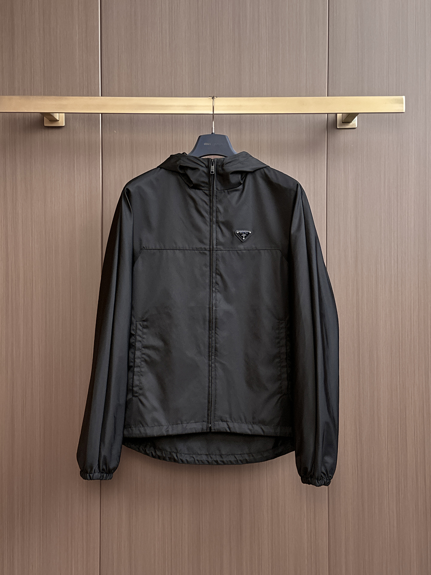 NO:548324,Prada 2025 early autumn men's high-end fashion hooded outdoor jacket jacket, official counter main display, Hong Kong foreign business channels, outdoor must-have items, exclusively for sale. On the basis of minimalism, it creates extraordinary creativity, and uses clever design techniques to innovate elsewhere. The front design is broken and seam-stitched and contrasting cloth to form a strong hedge, and the design effect is unique. The chest logo is simple and atmospheric, demonstrating the brand's identity and status. The sleeves are equipped with the brand's exclusive seal design, which echoes the front chest print, which is both sporty and fashionable!  It has a distinct recognition, showing the vitality of the city, and is highly shaped and practical!  The fabric is made of Japanese Toray company customized fabric (a first-line luxury clothing royal fabric manufacturer) with waterproof and windproof characteristics, both comfort and breathability, the upper body is light and burden-free, the hooded design has a strong sense of detail and quality. All auxiliary materials are supplied by customers and all auxiliary materials are engraved with a brand logo, which is very expensive, luxurious and high-end!  The details show the ingenious craftsmanship, the auxiliary materials are all supplied to customers, and the workmanship is extremely rigorous and sophisticated. The outline structure of the whole body continues the basic form of the M family, expressing the simple and atmospheric characteristics in place, with a full upper body shape, which can easily control various body shapes, and the outfit meets the needs of the transition season!  Size 48-56.,,prada,jackets & coats,jackets & coats,hats,alexander wang19860909普拉达 2025早秋男士高端时装款连帽户外夹克外套,官方专柜主推展示,香港洋行渠道,户外必选单品,独家出售. 在极简的基础上洐生出非凡的创意,用巧妙的设计手法进行别处一格的创新,前幅设计破缝拼接撞色布,形成强烈的对冲,设觉效果别具一格 胸口 logo 简单大气,彰显品牌身份地位. 袖子搭载品牌专属章仔设计,与前胸印花形成呼应,即运动又时尚！辨识度鲜明,尽显都市活力色彩,且塑造性和实穿性极高！ 面料选用日本东丽公司订制面料（一线奢侈品成衣御用面料商）具备防水防风特性,舒适性与透气性兼备,上身轻便且无负担感,连帽的设计,整体细节品质感超强,辅料全系客供,全客供辅料,都刻有品牌LOGO, 非常贵奢高级！ 细节之处尽显匠心工艺,辅料皆为客供,做工极为严谨考究,通体的轮廓构造延续了M家族基础形态,将简约大气的特征表现到位,上身型款十足,轻松驾驭各种身型,穿搭符合过渡季的需求！尺码48-56.,,prada,jackets & coats,jackets & coats,hats,alexander wang,Men's clothing