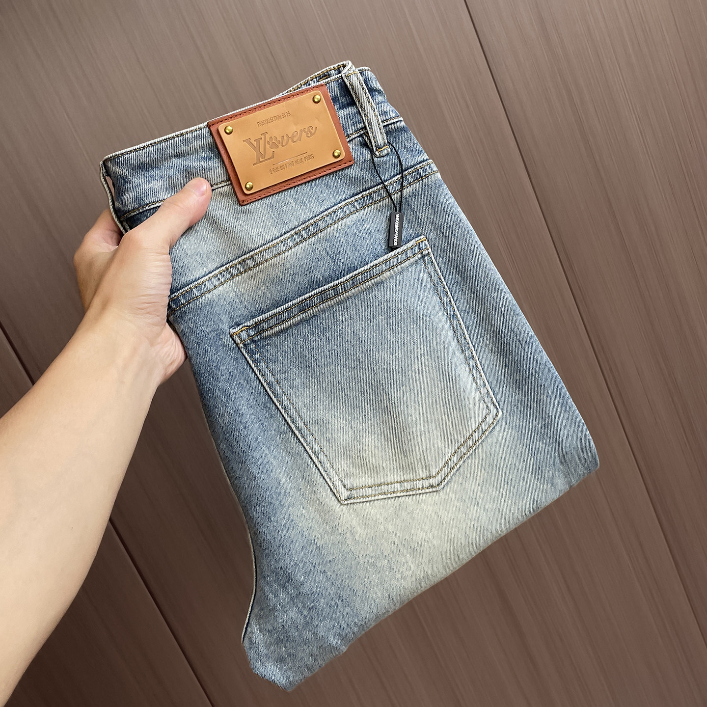 NO:548348,1v Louis Vuitton 25ss Autumn and Winter New Style Men's Small Straight Original Single Jeans Autumn and Winter New Style is super soft, elastic fabric, complex handicraft superposition, any washing step lasts for a few seconds and will become completely different color effects, so it is more precious, especially long-lasting and taste-resistant... Choose the best tannin elastic texture, genuine leather leather cards, high-quality metal accessories... to create a unique and original jeans style!  Original hardware accessories, super positive style, comfortable and breathable, extremely high grade, counter quality, and handsome upper body. Number of 29-36, 35, louis vuitton, jeans, alexander wang198609091v路易威登 25ss秋冬 新款 男士小直筒原单 牛仔裤 秋冬新款超柔软,弹力面料,复杂的手工艺叠加,任何一个洗水环节多停留几秒都会变成完全不一样的颜色效果,所以越加珍贵,特别持久、耐味…… 选用上乘的丹宁弹力质感,真皮皮牌、高定的金属辅料……打造出独特及原创的牛仔裤款型！原版五金辅料,版型超正,舒适透气,档次极高,专柜品质,上身帅气十足. 码数29-36 有35,,louis vuitton,jeans,alexander wang,Men's clothing