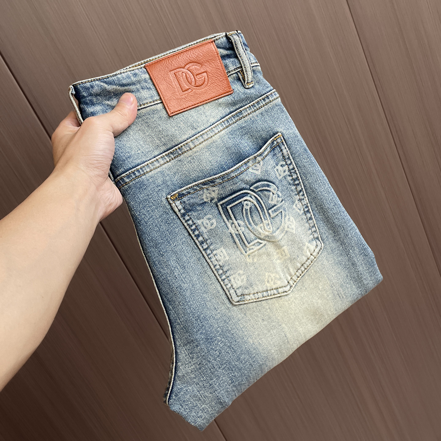 NO:548353,DG 25ss Autumn and Winter New Style Men's Small Straight Original Single Jeans Autumn and Winter New Style is super soft, elastic fabric, complex handicraft superposition. Any washing step lasts for a few seconds and will become a completely different color effect, so it is more precious, especially long-lasting and taste-resistant... Choose the best tannin elastic texture, genuine leather leather cards, high-quality metal accessories... to create a unique and original jeans style!  Original hardware and accessories, super positive style, comfortable and breathable, extremely high grade, counter quality, and handsome upper body. Number of 31-36, 35, jeans, alexander wang19860909DG 25ss秋冬 新款 男士小直筒原单 牛仔裤 秋冬新款超柔软,弹力面料,复杂的手工艺叠加,任何一个洗水环节多停留几秒都会变成完全不一样的颜色效果,所以越加珍贵,特别持久、耐味…… 选用上乘的丹宁弹力质感,真皮皮牌、高定的金属辅料……打造出独特及原创的牛仔裤款型！原版五金辅料,版型超正,舒适透气,档次极高,专柜品质,上身帅气十足. 码数31-36 有35,,jeans,alexander wang,Men's clothing