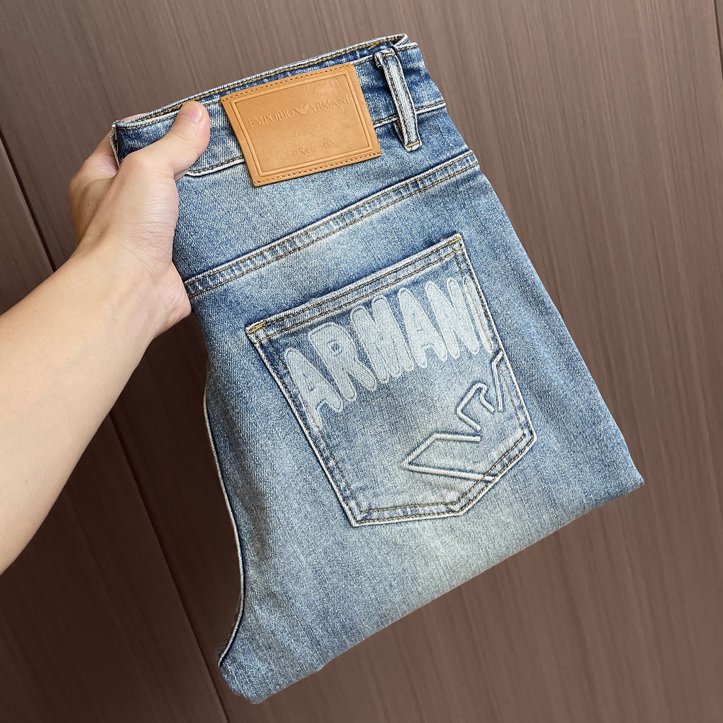 NO:548365,Armani 25ss autumn and winter new style men's small straight original single jeans autumn and winter new style super soft, elastic fabric, complex handicraft superposition, any washing step lasts for a few seconds and will become completely different color effects, so it is more precious, especially long-lasting and taste-resistant... Choose the best tannin elastic texture, genuine leather leather cards, high-quality metal accessories... to create a unique and original jeans style!  Original hardware accessories, super positive style, comfortable and breathable, extremely high grade, counter quality, and handsome upper body. Number of 29-36, 35,,armani, jeans, alexander wang19860909阿玛尼 25ss秋冬 新款 男士小直筒原单 牛仔裤 秋冬新款超柔软,弹力面料,复杂的手工艺叠加,任何一个洗水环节多停留几秒都会变成完全不一样的颜色效果,所以越加珍贵,特别持久、耐味…… 选用上乘的丹宁弹力质感,真皮皮牌、高定的金属辅料……打造出独特及原创的牛仔裤款型！原版五金辅料,版型超正,舒适透气,档次极高,专柜品质,上身帅气十足. 码数29-36 有35,,armani,jeans,alexander wang,Men's clothing