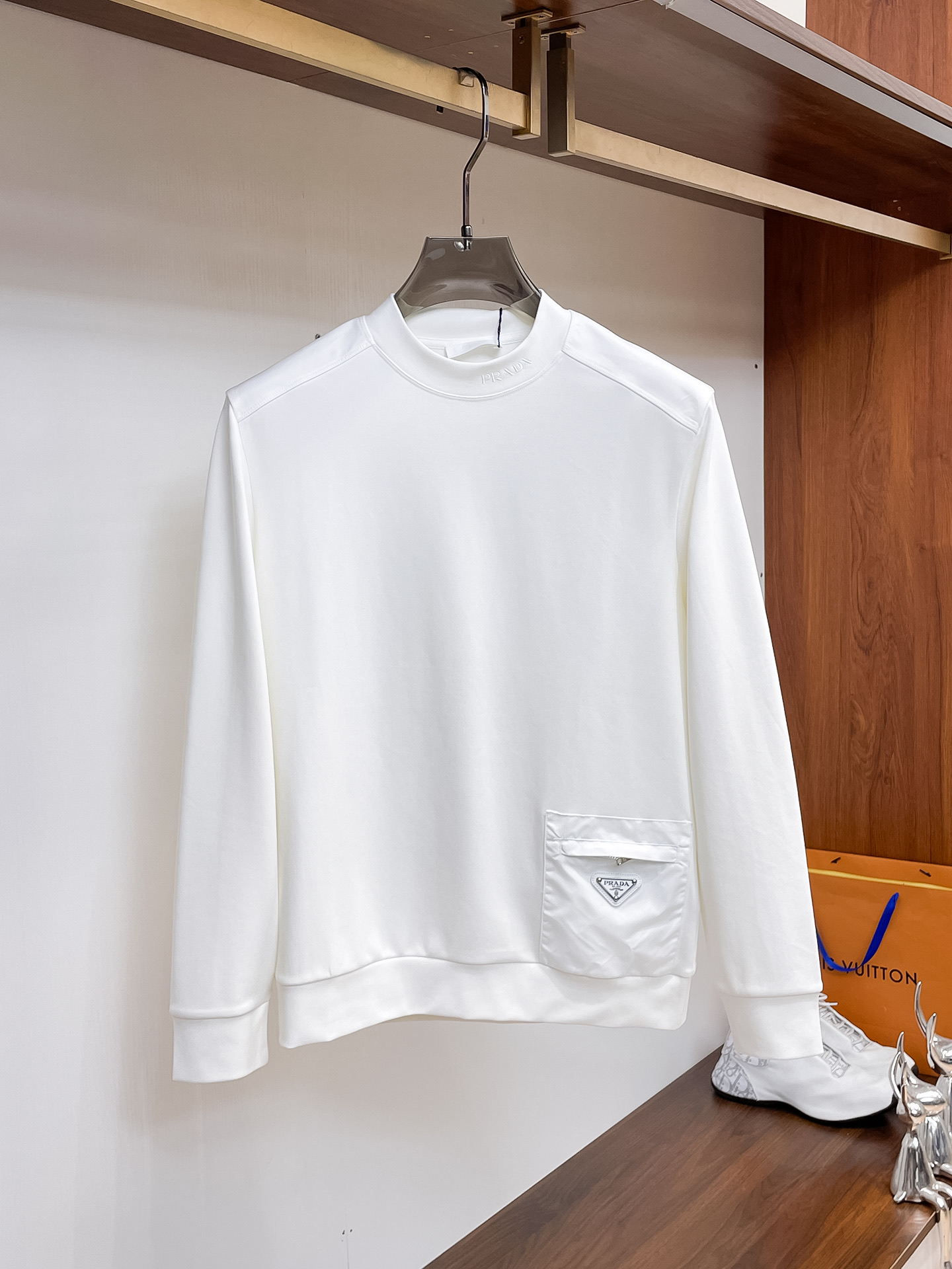 NO:596302,Prada Premium Bottoming Shirt Trading Company Order 25SS New Autumn and Winter Italian Light Luxury Men's Casual Long-Sleeved Bottoming Shirt Long-sleeved T-shirt Sweatshirt The flat anti-wrinkle performance allows you to always wear it upright and stylish. It shows fine texture and shimmering feeling, soft and moderate smooth drape, anti-wear and no pilling, the fabric is firm and strong, strong wrinkle resistance, moisture absorption and breathability are extremely superior!  The selected new fabrics are environmentally friendly and sustainable. They are all made of high-density fabrics, with a delicate and soft feel, high elasticity and plasticity. The upper body is wide and stylish, the texture is invincible, the skin-friendly is excellent, and the texture and texture reveal a sense of luxury and luxury!  Not only that, the meticulous workmanship also makes the entire bottoming shirt look exquisite and extraordinary. Reinforced double-thread sewing makes it more flat and three-dimensional. Color: white/black/coffee. Size 48-56, prada, hoodie, sweatshirts, tees, t-shirt, alexander wang19860909普拉达 精品打底衫 贸易公司订单 25SS 秋冬新款意式轻奢男士休闲长袖打底衫长袖 T恤 卫衣 平整的抗皱性能让您穿着始终挺拔有型.呈现出细密的肌理和微光感,柔软适中顺滑有垂感,抗磨不起球,面料牢固结实,抗皱性强,吸湿性与透气性都极为优越！ 挑选的新型面料环保可持续性使用.均为高密度织物制造而成,手感细腻柔软,有弹性可塑性高,穿着上身挺阔有型,质感无敌,亲肤性绝佳,肌理纹路透着高级和华丽感！ 不仅如此,细致做工也让整个打底衫显得精致非凡. 加固双线缝制 更加平整立体有型 颜色白色/黑色/咖色 尺码48-56,,prada,hoodie,sweatshirts,tees，t-shirt,alexander wang,Men's clothing