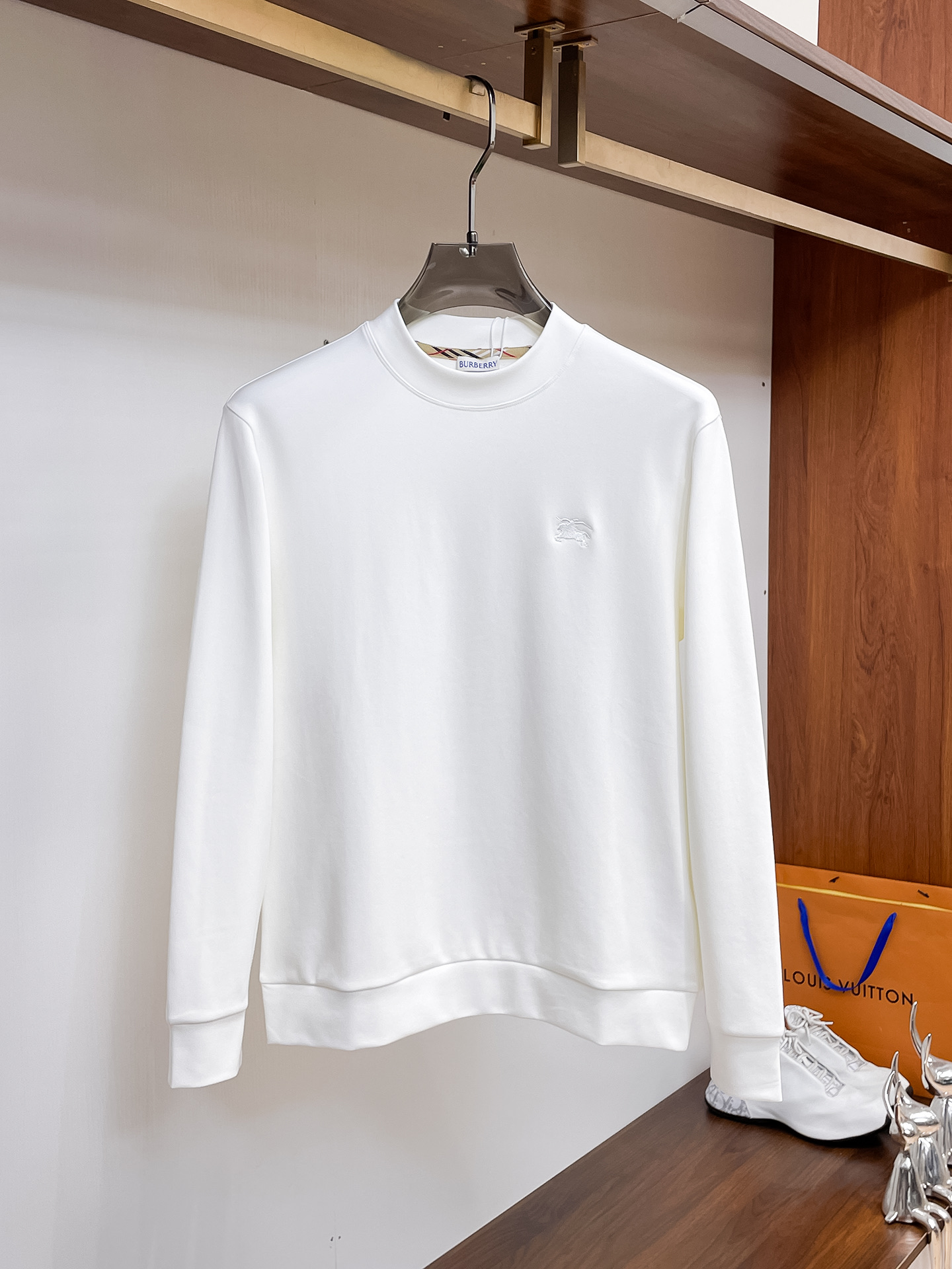 NO:596312,Burberry Premium Bottoming Shirt Trading Company Order 25SS Autumn and Winter New Italian Light Luxury Men's Casual Long Sleeve Bottoming Shirt Long Sleeve T-shirt Sweatshirt The flat anti-wrinkle performance allows you to always wear it upright and stylish. It presents a fine texture and shimmer, is soft and moderately smooth and has a drape, is anti-wear and does not pill, the fabric is firm and strong, has strong wrinkle resistance, and is extremely hygroscopic and breathable!  The selected new fabrics are environmentally friendly and sustainable. They are all made of high-density fabrics, with a delicate and soft feel, high elasticity and plasticity. The upper body is wide and stylish, the texture is invincible, the skin-friendly is excellent, and the texture and texture reveal a sense of luxury and luxury!  Not only that, the meticulous workmanship also makes the entire bottoming shirt look exquisite and extraordinary. Reinforced double-thread sewing makes it more flat and three-dimensional. Color: white/black/coffee. Size 48-56, burberry, hoodie, sweatshirts, tees, t-shirt, alexander wang19860909巴宝莉 精品打底衫 贸易公司订单 25SS 秋冬新款意式轻奢男士休闲长袖打底衫长袖 T恤 卫衣 平整的抗皱性能让您穿着始终挺拔有型.呈现出细密的肌理和微光感,柔软适中顺滑有垂感,抗磨不起球,面料牢固结实,抗皱性强,吸湿性与透气性都极为优越！ 挑选的新型面料环保可持续性使用.均为高密度织物制造而成,手感细腻柔软,有弹性可塑性高,穿着上身挺阔有型,质感无敌,亲肤性绝佳,肌理纹路透着高级和华丽感！ 不仅如此,细致做工也让整个打底衫显得精致非凡. 加固双线缝制 更加平整立体有型 颜色白色/黑色/咖色 尺码48-56,,burberry,hoodie,sweatshirts,tees，t-shirt,alexander wang,Men's clothing