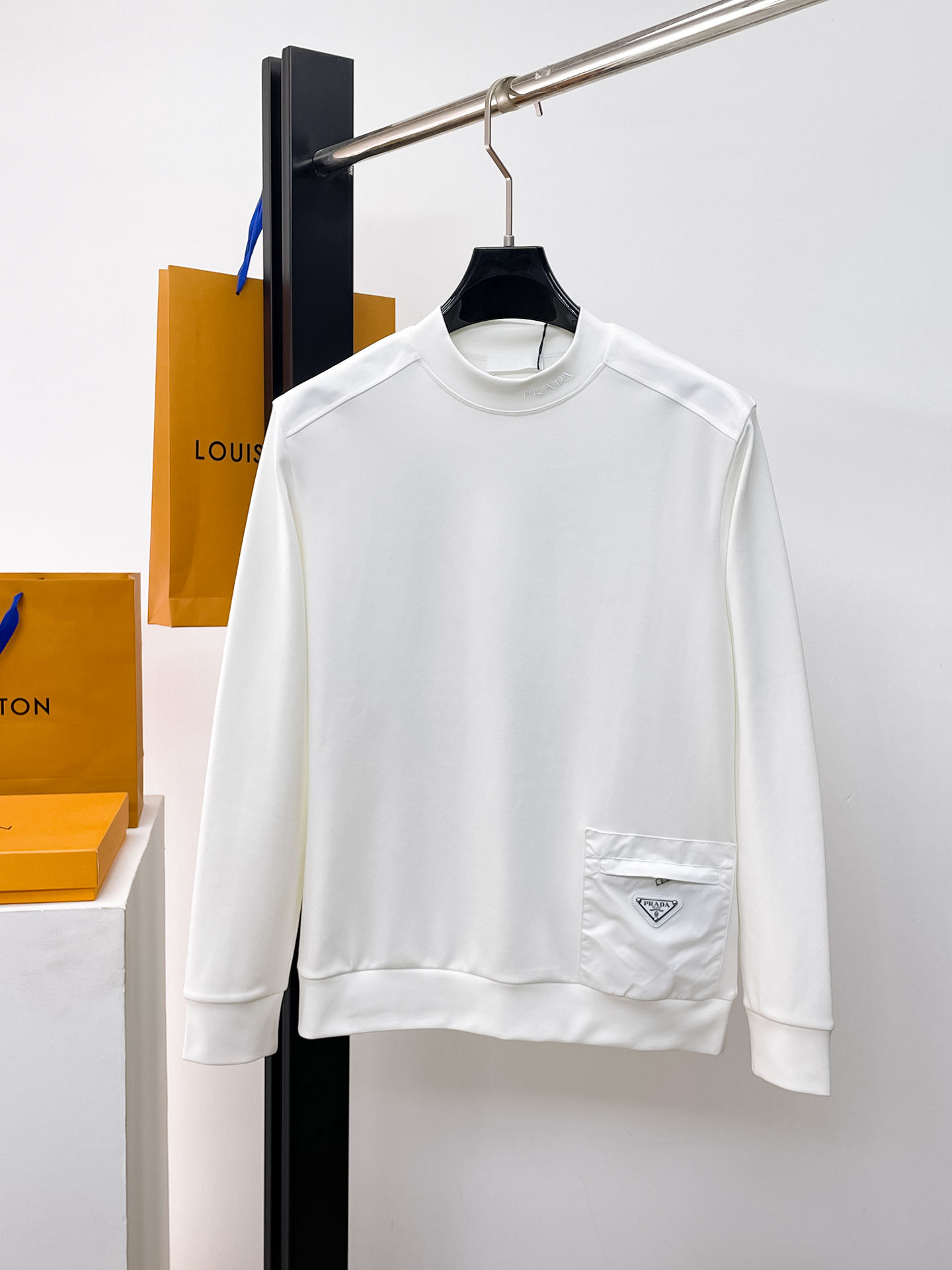 普拉达 精品打底衫 贸易公司订单 25SS 秋冬新款意式轻奢男士休闲长袖打底衫长袖 T恤 卫衣平整的抗皱