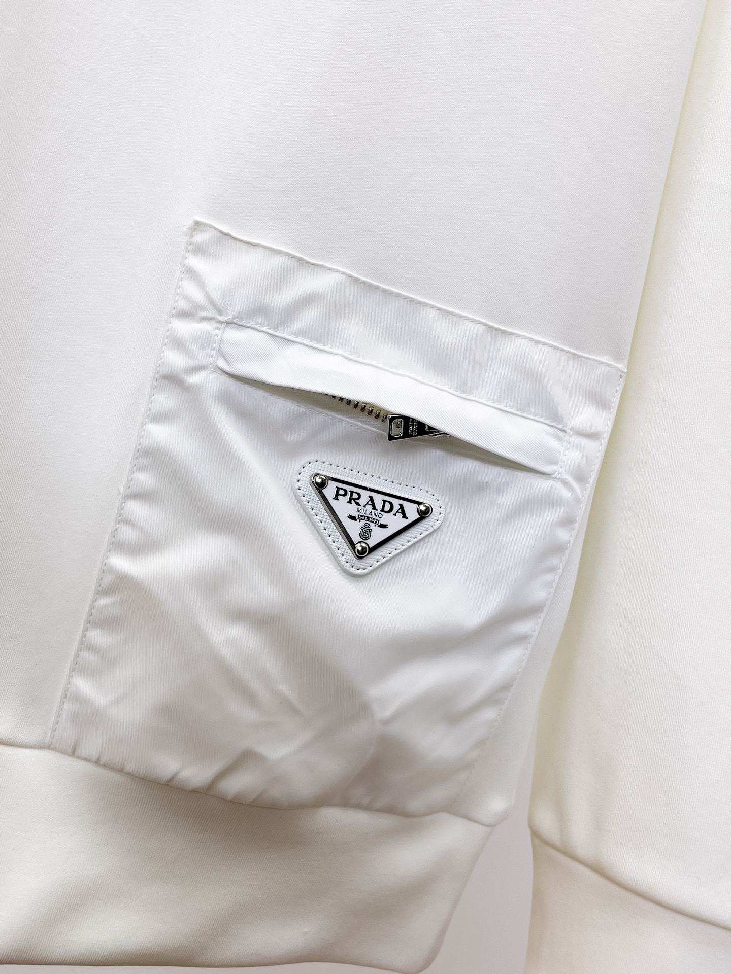 普拉达 精品打底衫 贸易公司订单 25SS 秋冬新款意式轻奢男士休闲长袖打底衫长袖 T恤 卫衣平整的抗皱