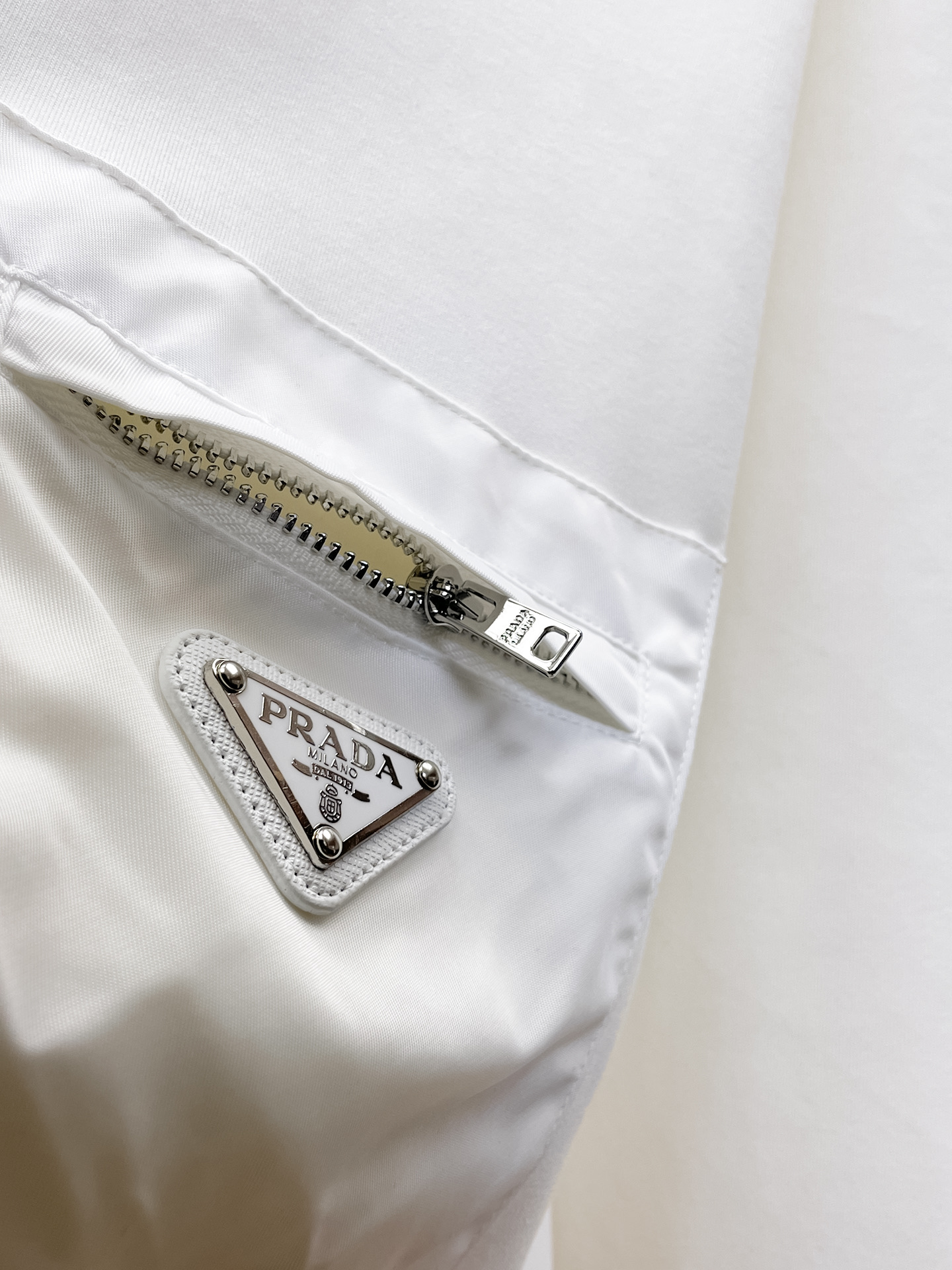 普拉达 精品打底衫 贸易公司订单 25SS 秋冬新款意式轻奢男士休闲长袖打底衫长袖 T恤 卫衣平整的抗皱