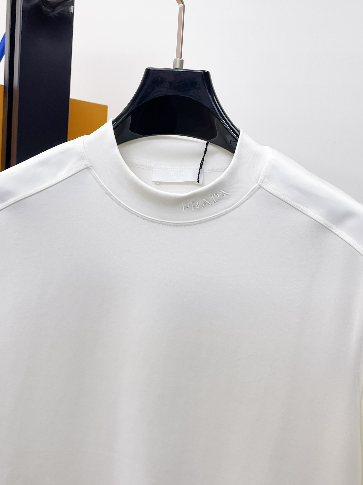 普拉达 精品打底衫 贸易公司订单 25SS 秋冬新款意式轻奢男士休闲长袖打底衫长袖 T恤 卫衣平整的抗皱