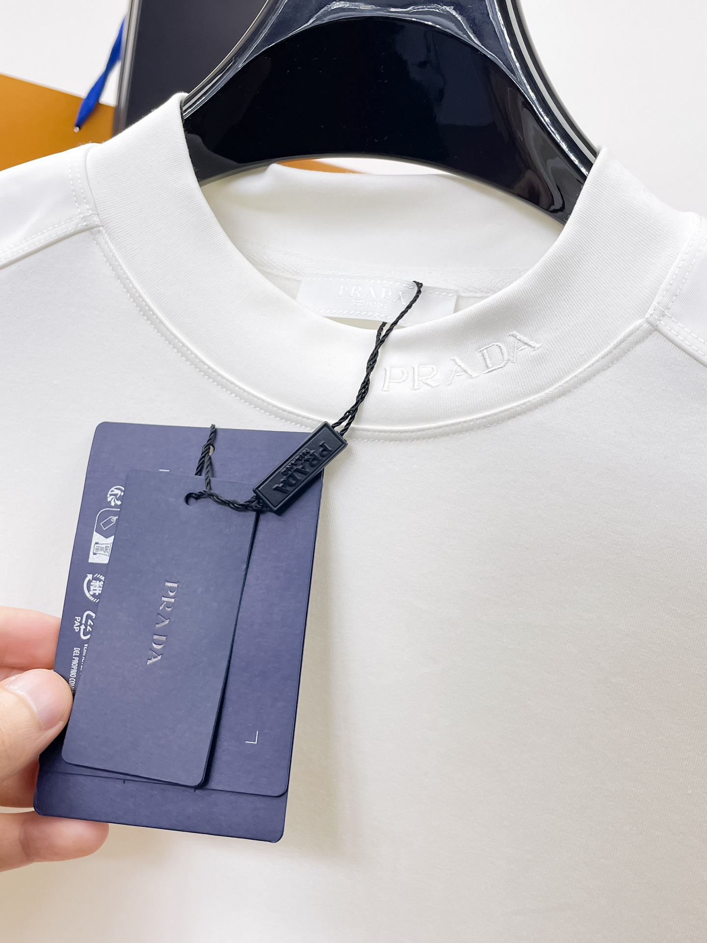 普拉达 精品打底衫 贸易公司订单 25SS 秋冬新款意式轻奢男士休闲长袖打底衫长袖 T恤 卫衣平整的抗皱