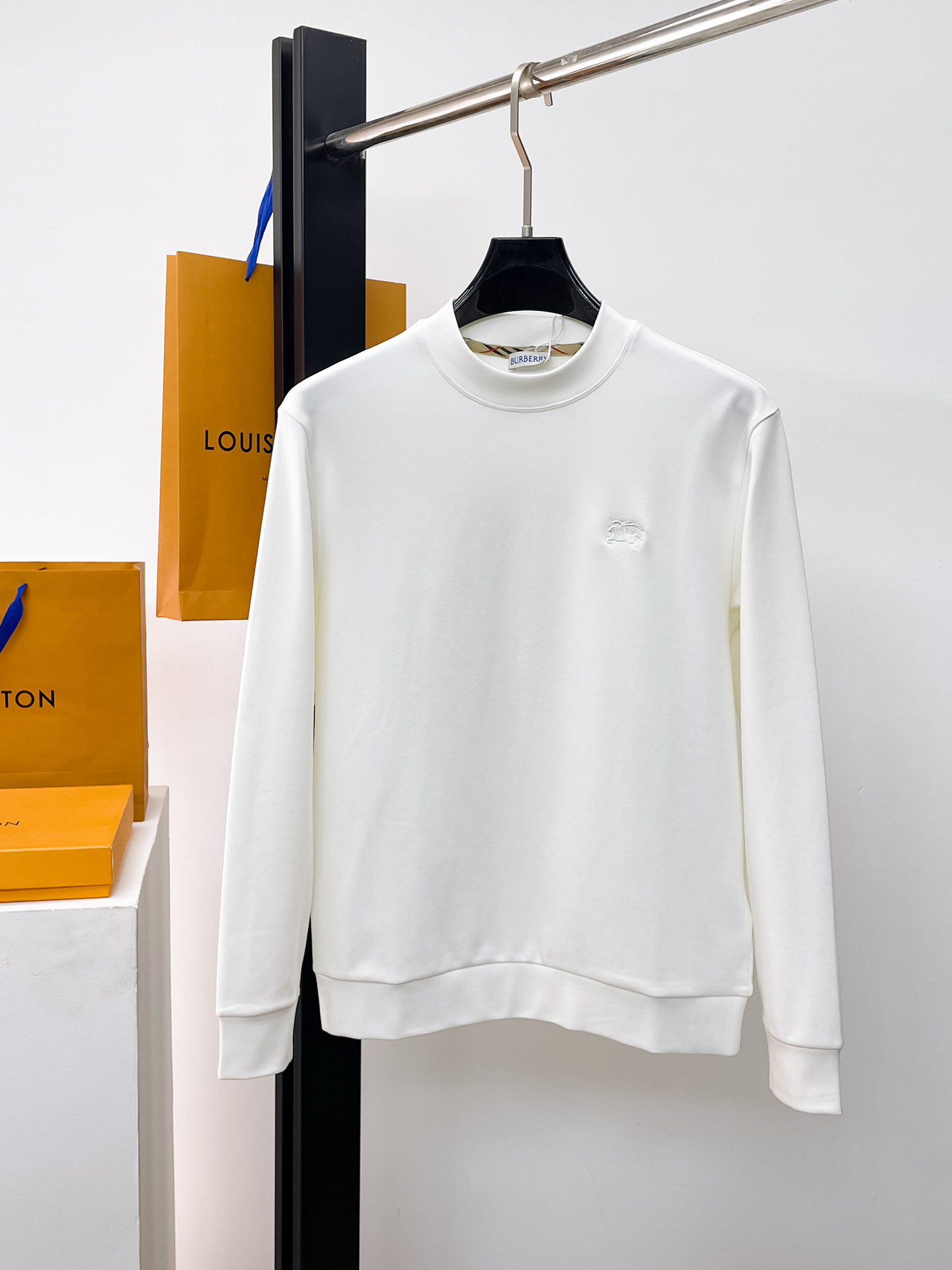 NO:601544,Burberry Premium Bottoming Shirt Trading Company Order 25SS Autumn and Winter New Italian Light Luxury Men's Casual Long Sleeve Bottoming Shirt Long Sleeve T-shirt Sweatshirt The flat anti-wrinkle performance allows you to always wear it upright and stylish. It presents a fine texture and shimmer, is soft and moderately smooth and has a drape, is anti-wear and does not pill, the fabric is firm and strong, has strong wrinkle resistance, and is extremely hygroscopic and breathable!  The selected new fabrics are environmentally friendly and sustainable. They are all made of high-density fabrics, with a delicate and soft feel, high elasticity and plasticity. The upper body is wide and stylish, the texture is invincible, the skin-friendly is excellent, and the texture and texture reveal a sense of luxury and luxury!  Not only that, the meticulous workmanship also makes the entire bottoming shirt look exquisite and extraordinary. Reinforced double-thread sewing makes it more flat and three-dimensional. Color: white/black/coffee. Size 48-56, burberry, hoodie, sweatshirts, tees, t-shirt, alexander wang19860909巴宝莉 精品打底衫 贸易公司订单 25SS 秋冬新款意式轻奢男士休闲长袖打底衫长袖 T恤 卫衣 平整的抗皱性能让您穿着始终挺拔有型.呈现出细密的肌理和微光感,柔软适中顺滑有垂感,抗磨不起球,面料牢固结实,抗皱性强,吸湿性与透气性都极为优越！ 挑选的新型面料环保可持续性使用.均为高密度织物制造而成,手感细腻柔软,有弹性可塑性高,穿着上身挺阔有型,质感无敌,亲肤性绝佳,肌理纹路透着高级和华丽感！ 不仅如此,细致做工也让整个打底衫显得精致非凡. 加固双线缝制 更加平整立体有型 颜色白色/黑色/咖色 尺码48-56,,burberry,hoodie,sweatshirts,tees，t-shirt,alexander wang,Men's clothing