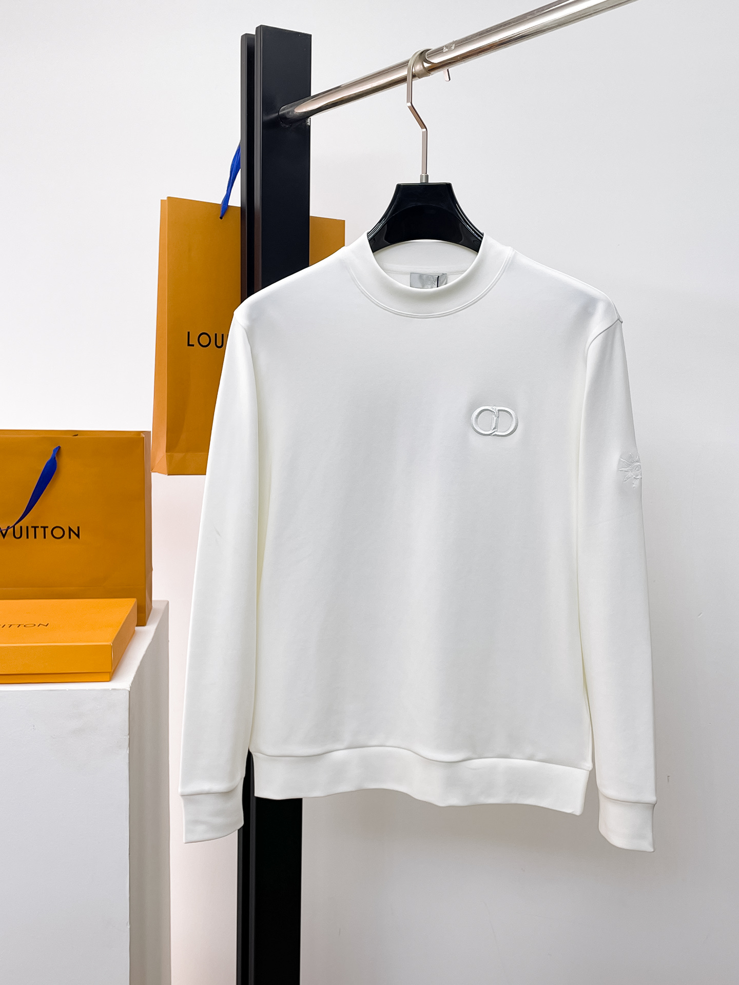 NO:601520,Dior Premium Bottoming Shirt Trading Company Order 25SS New Autumn and Winter Italian Light Luxury Men's Casual Long Sleeve Bottoming Shirt Long Sleeve T-shirt Sweatshirt The flat anti-wrinkle performance allows you to always wear it upright and stylish. It shows a fine texture and shimmering feeling, soft and moderate smooth drape, anti-wear and no pilling, the fabric is firm and strong, has strong wrinkle resistance, and has excellent moisture absorption and breathability!  The selected new fabrics are environmentally friendly and sustainable. They are all made of high-density fabrics, with a delicate and soft feel, high elasticity and plasticity. The upper body is wide and stylish, the texture is invincible, the skin-friendly is excellent, and the texture and texture reveal a sense of luxury and luxury!  Not only that, the meticulous workmanship also makes the entire bottoming shirt look exquisite and extraordinary. Reinforced double-thread sewing makes it more flat and three-dimensional. Color white/black/coffee Size 48-56, dior, hoodie, sweatshirts, tees, t-shirt, alexander wang19860909迪奥 精品打底衫 贸易公司订单 25SS 秋冬新款意式轻奢男士休闲长袖打底衫长袖 T恤 卫衣 平整的抗皱性能让您穿着始终挺拔有型.呈现出细密的肌理和微光感,柔软适中顺滑有垂感,抗磨不起球,面料牢固结实,抗皱性强,吸湿性与透气性都极为优越！ 挑选的新型面料环保可持续性使用.均为高密度织物制造而成,手感细腻柔软,有弹性可塑性高,穿着上身挺阔有型,质感无敌,亲肤性绝佳,肌理纹路透着高级和华丽感！ 不仅如此,细致做工也让整个打底衫显得精致非凡. 加固双线缝制 更加平整立体有型 颜色白色/黑色/咖色 尺码48-56,,dior,hoodie,sweatshirts,tees，t-shirt,alexander wang,Men's clothing