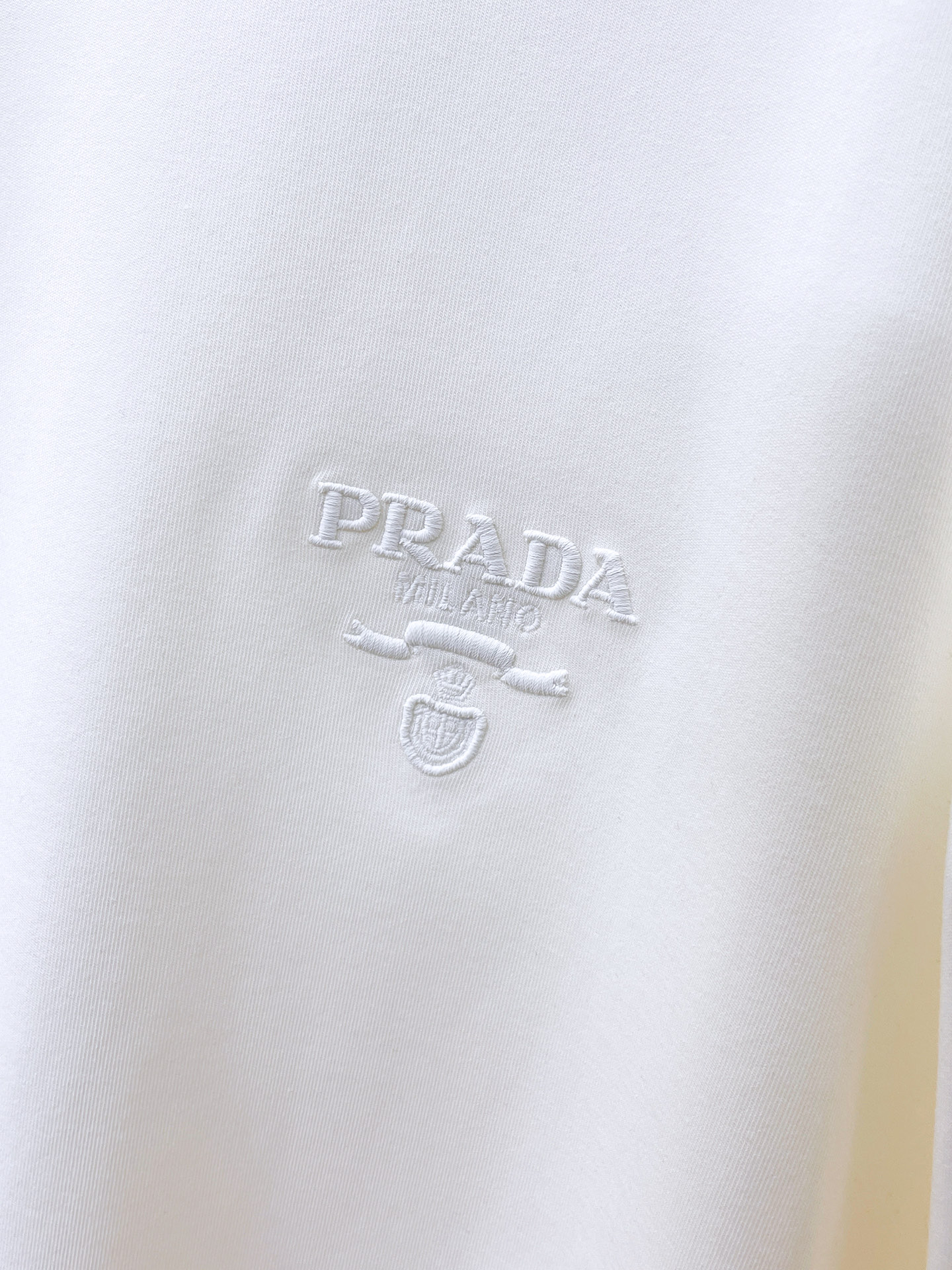 普拉达 精品打底衫 贸易公司订单 25SS 秋冬新款意式轻奢男士休闲长袖打底衫长袖 T恤 卫衣平整的抗皱