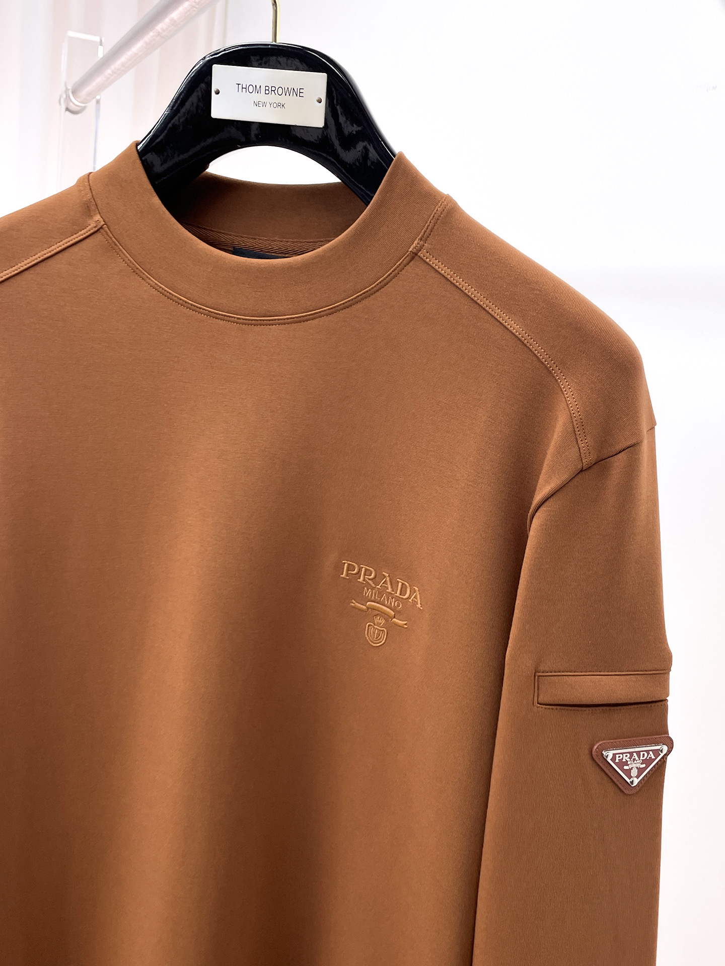 普拉达 精品打底衫 贸易公司订单 25SS 秋冬新款意式轻奢男士休闲长袖打底衫长袖 T恤 卫衣平整的抗皱