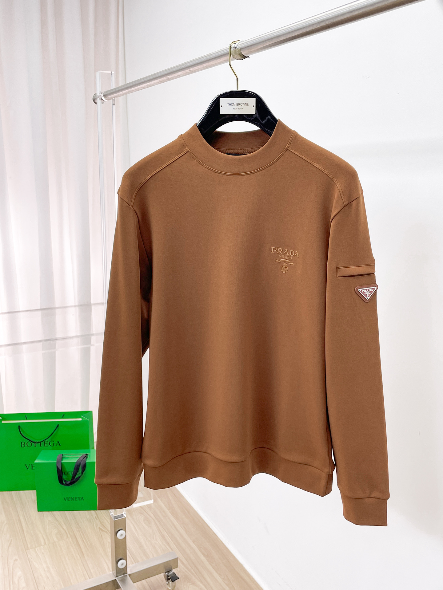 普拉达 精品打底衫 贸易公司订单 25SS 秋冬新款意式轻奢男士休闲长袖打底衫长袖 T恤 卫衣平整的抗皱