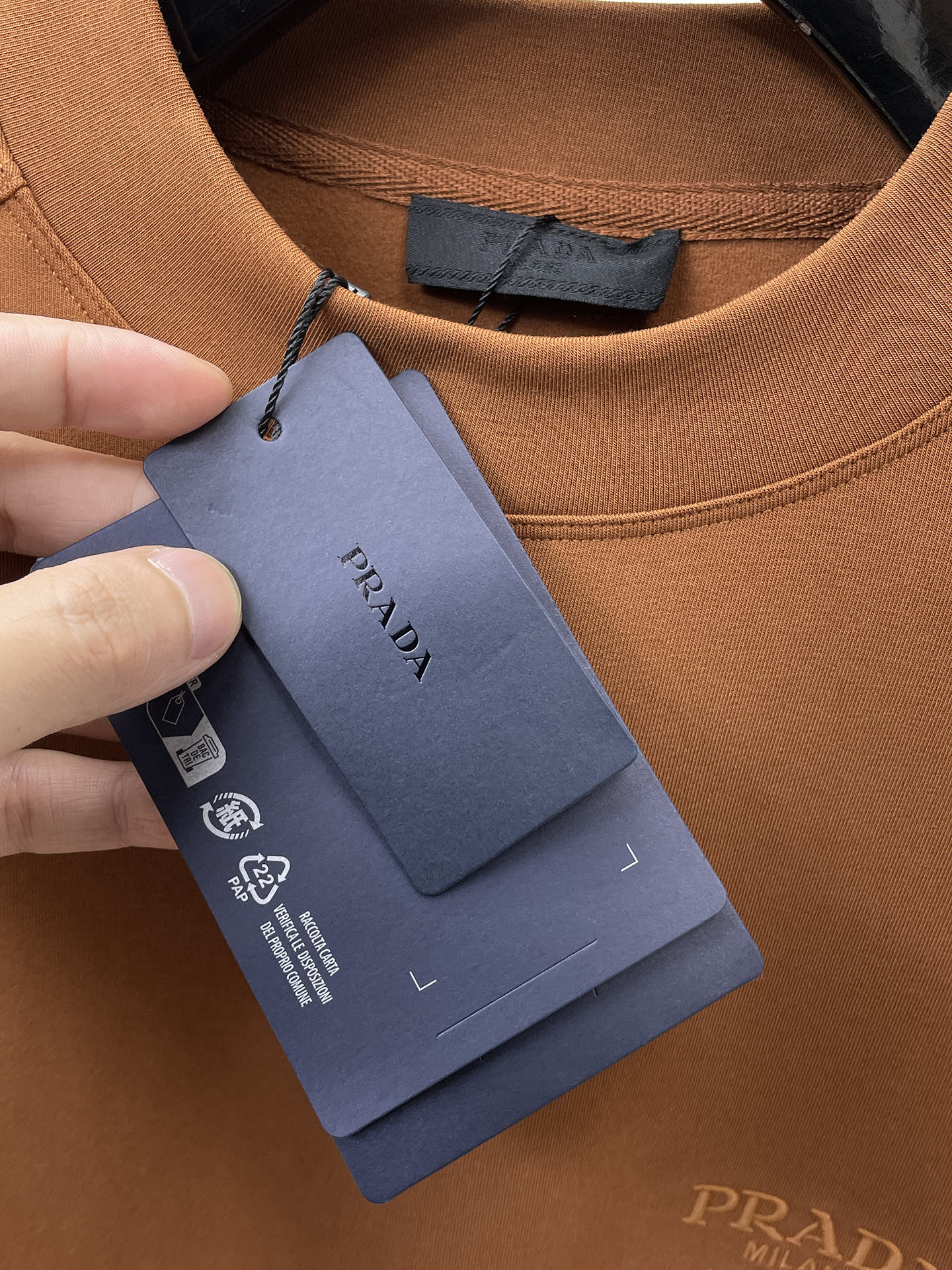 普拉达 精品打底衫 贸易公司订单 25SS 秋冬新款意式轻奢男士休闲长袖打底衫长袖 T恤 卫衣平整的抗皱