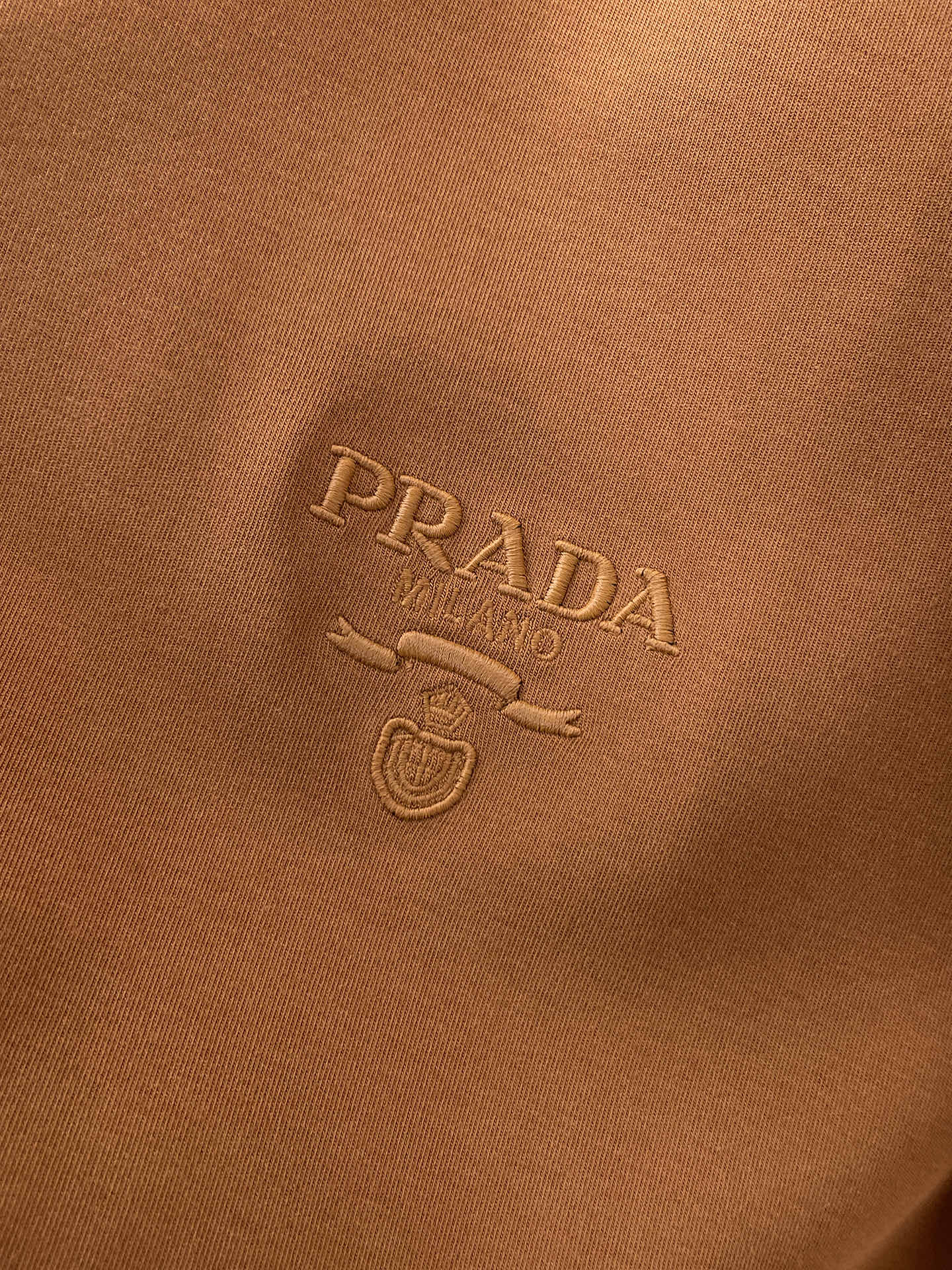 普拉达 精品打底衫 贸易公司订单 25SS 秋冬新款意式轻奢男士休闲长袖打底衫长袖 T恤 卫衣平整的抗皱