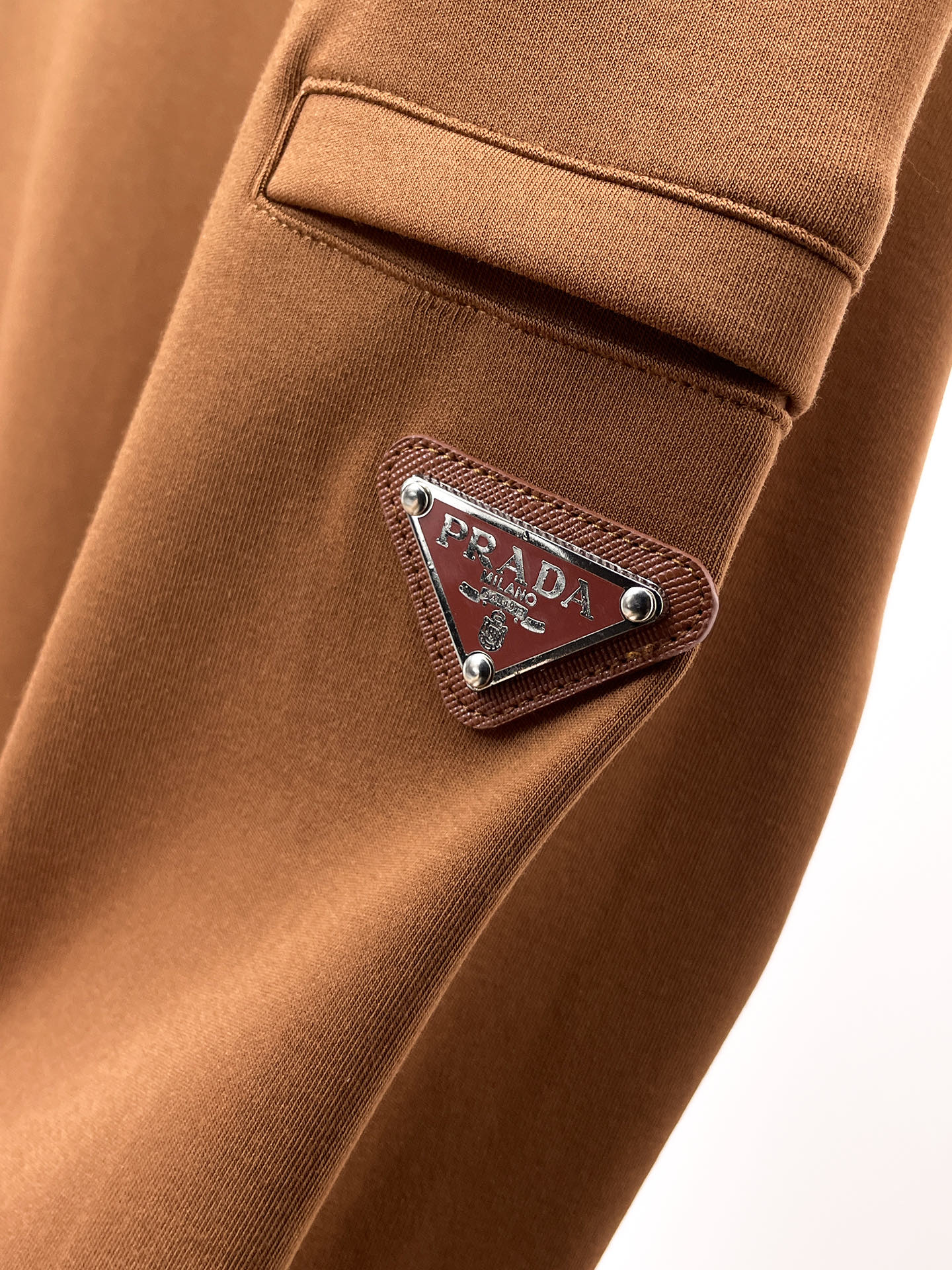 普拉达 精品打底衫 贸易公司订单 25SS 秋冬新款意式轻奢男士休闲长袖打底衫长袖 T恤 卫衣平整的抗皱