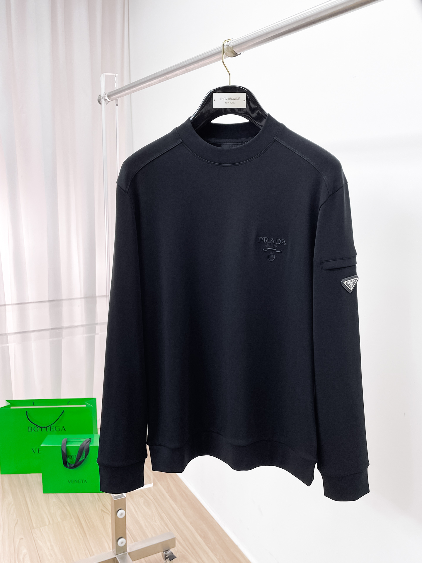 普拉达 精品打底衫 贸易公司订单 25SS 秋冬新款意式轻奢男士休闲长袖打底衫长袖 T恤 卫衣平整的抗皱